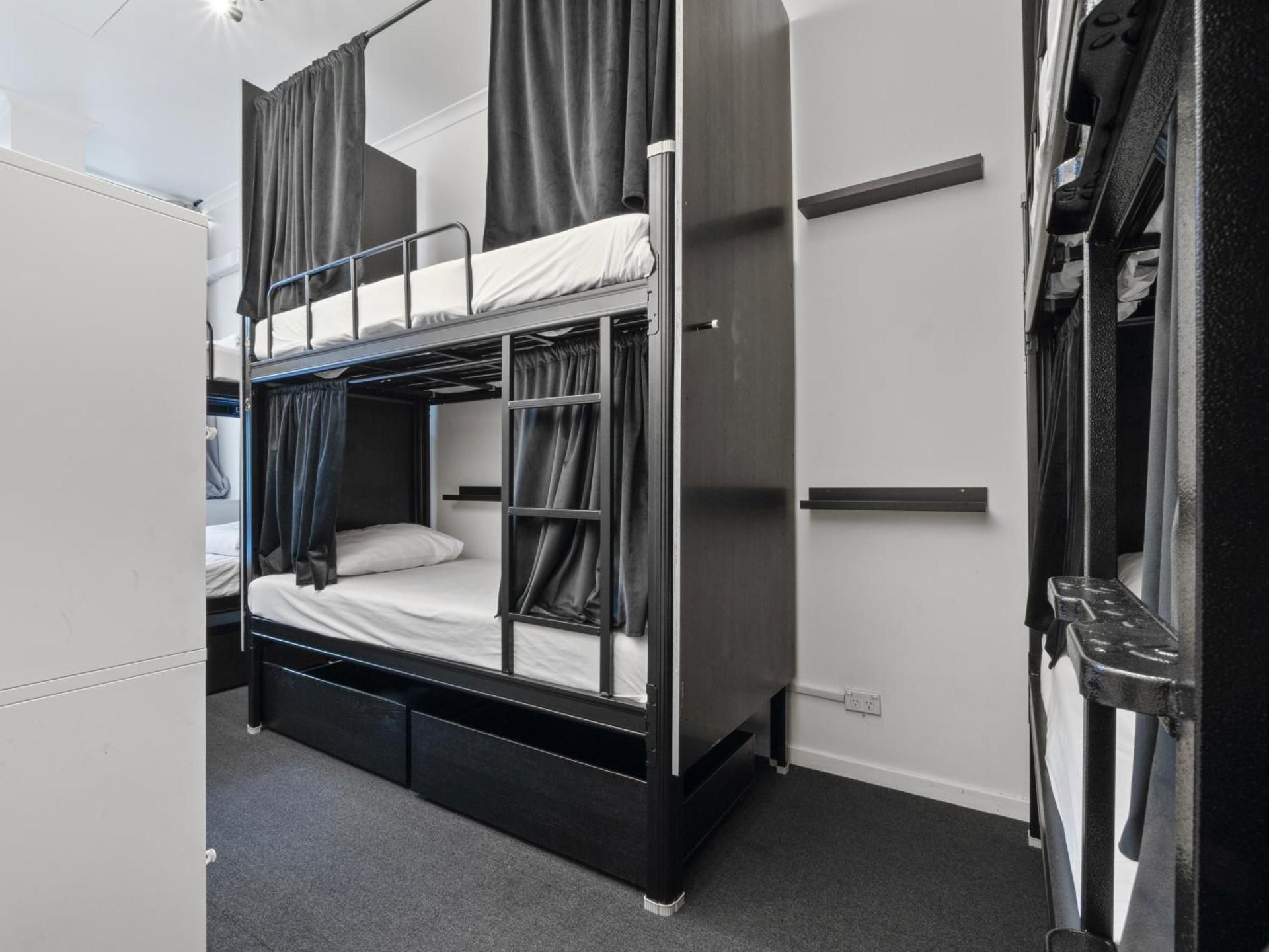 Mixed Pod 8 Beds Room with Shared Bathroom - Large Room