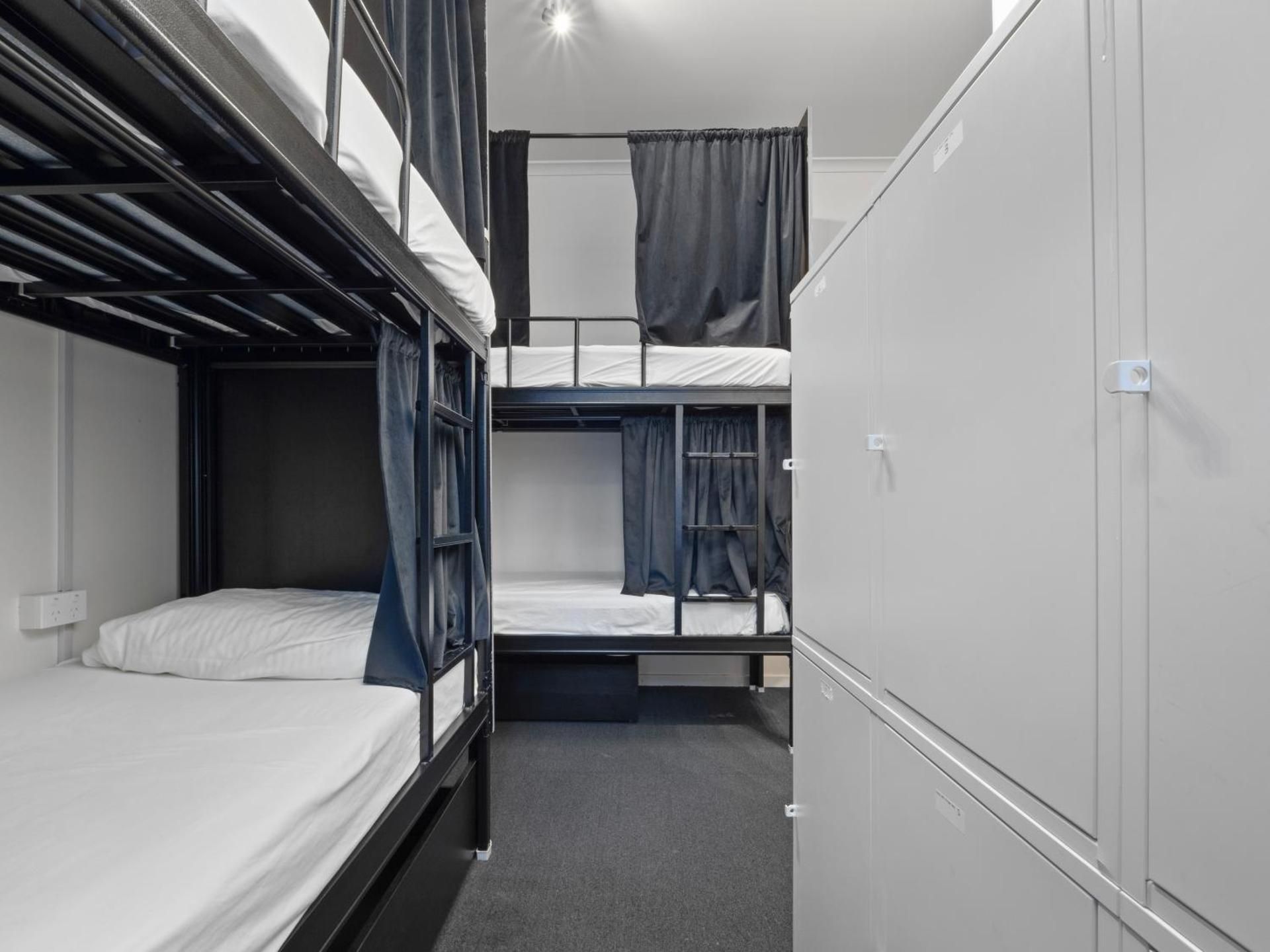 Mixed Pod 8 Beds Room with Shared Bathroom - Large Room