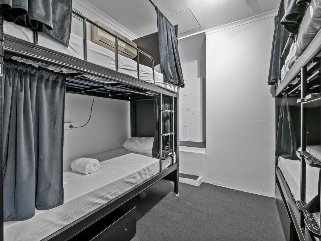 Mixed POD En-Suite Bathroom- 4 People Bedroom