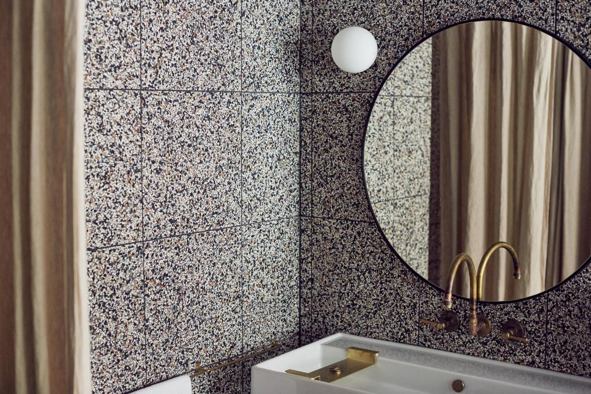 Paramount House Hotel King Suite with Balcony