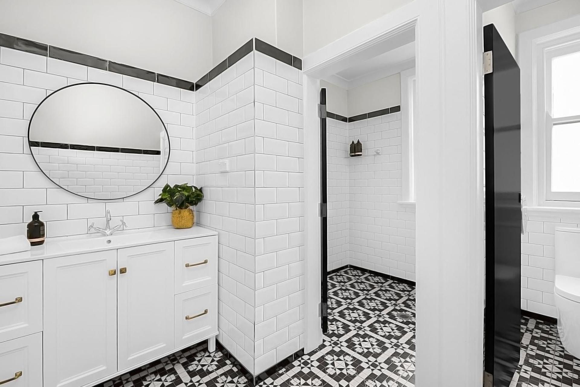 Queen Room with Shared Bathroom