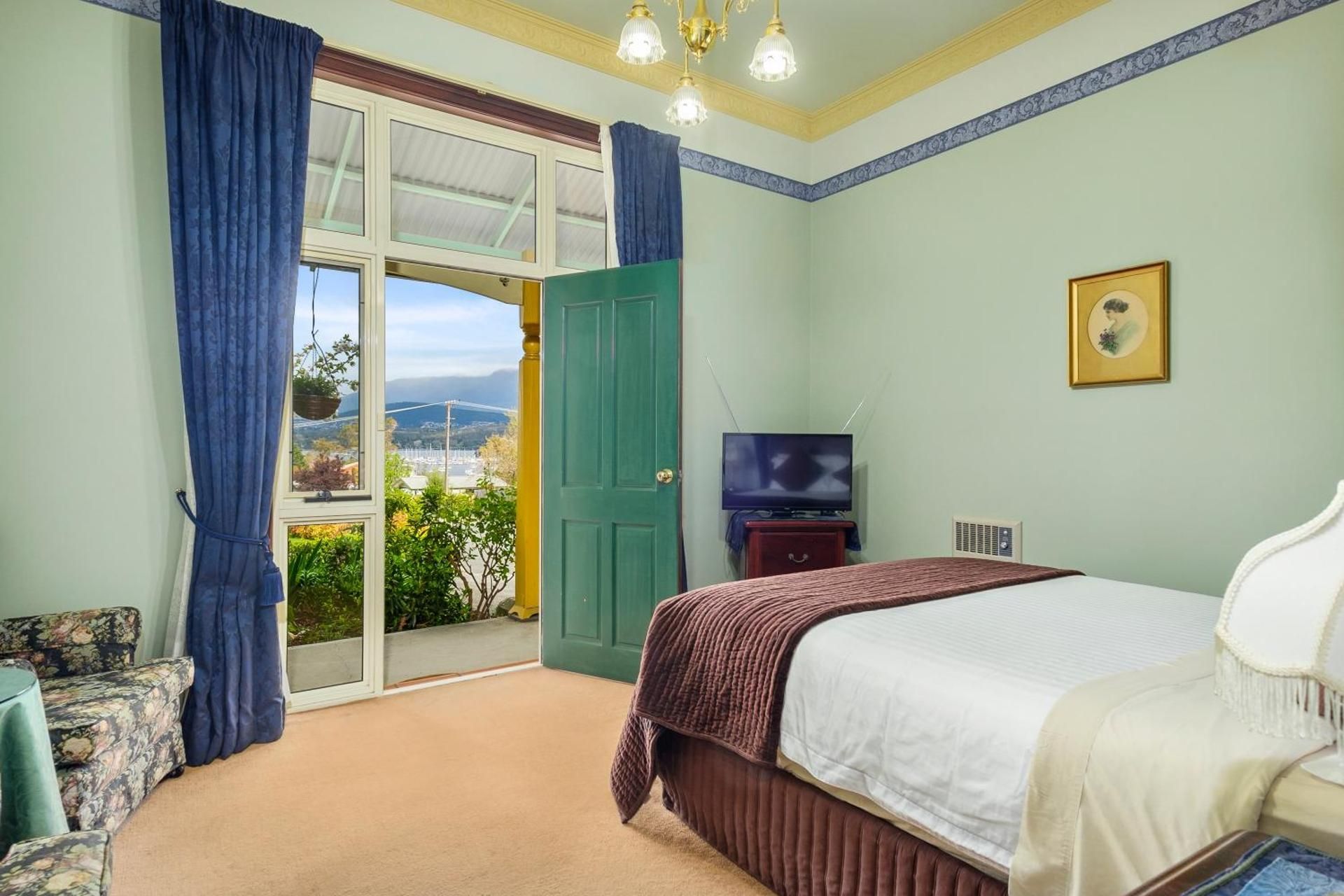 Orana House Deluxe Queen Room 2