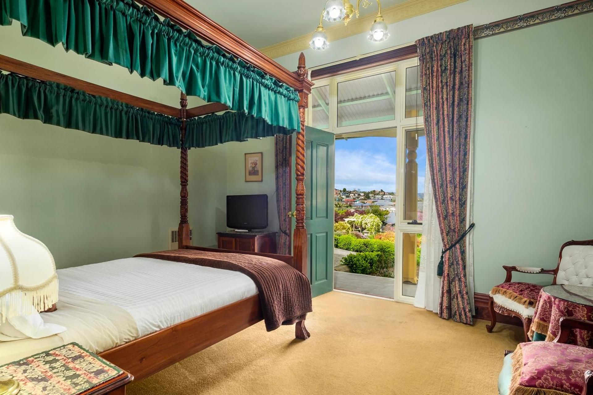 Orana House Queen Room with Garden View