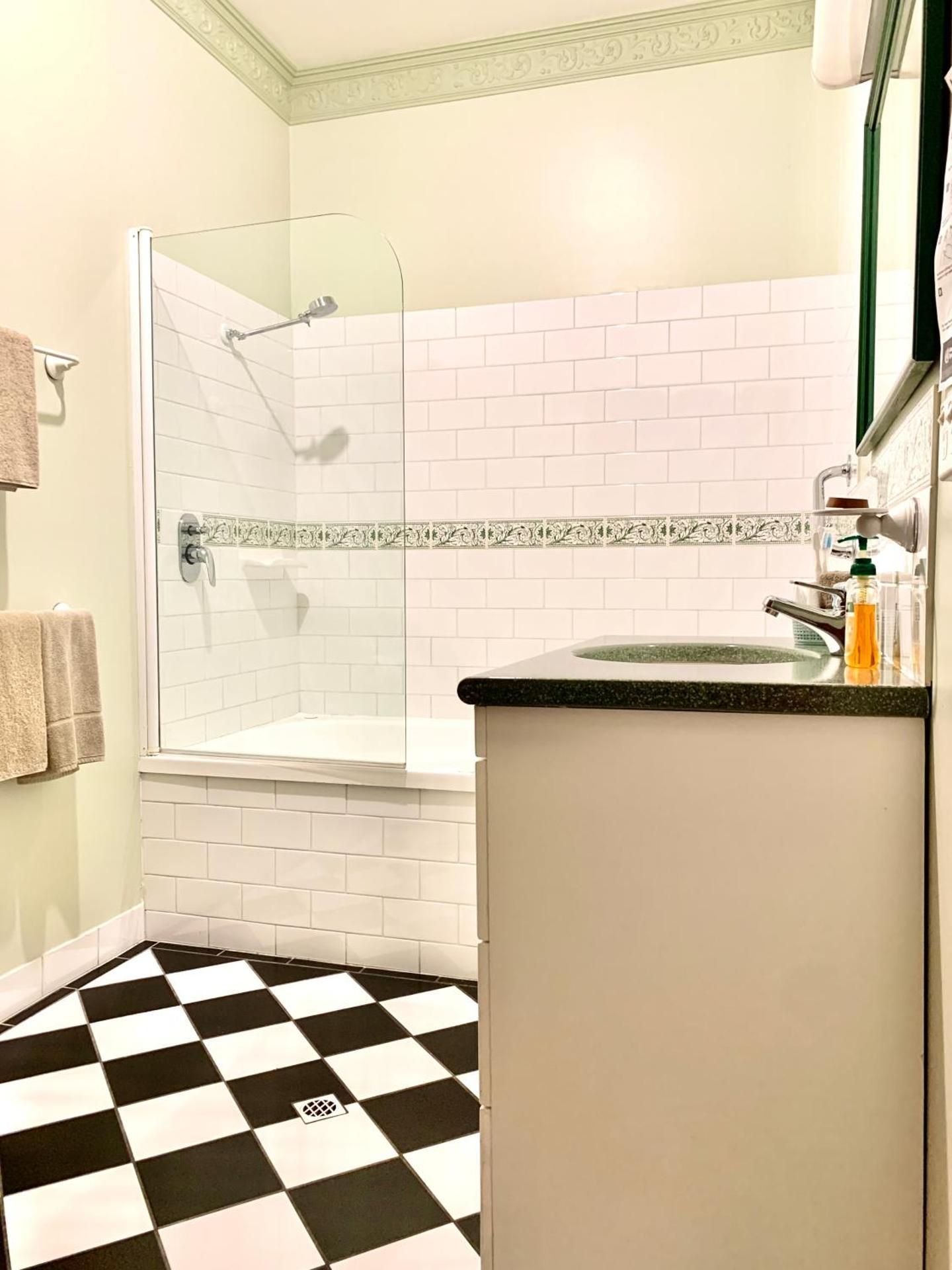 Orana House Queen Room with Garden View 3