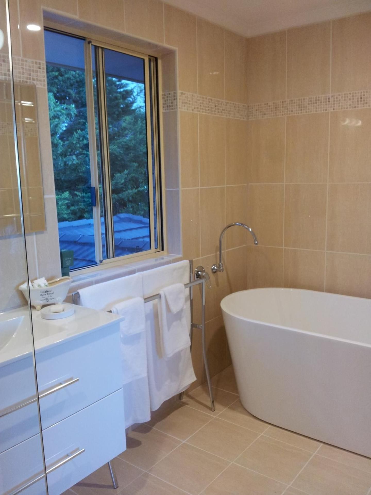 Deluxe King Room with Balcony and Sea View