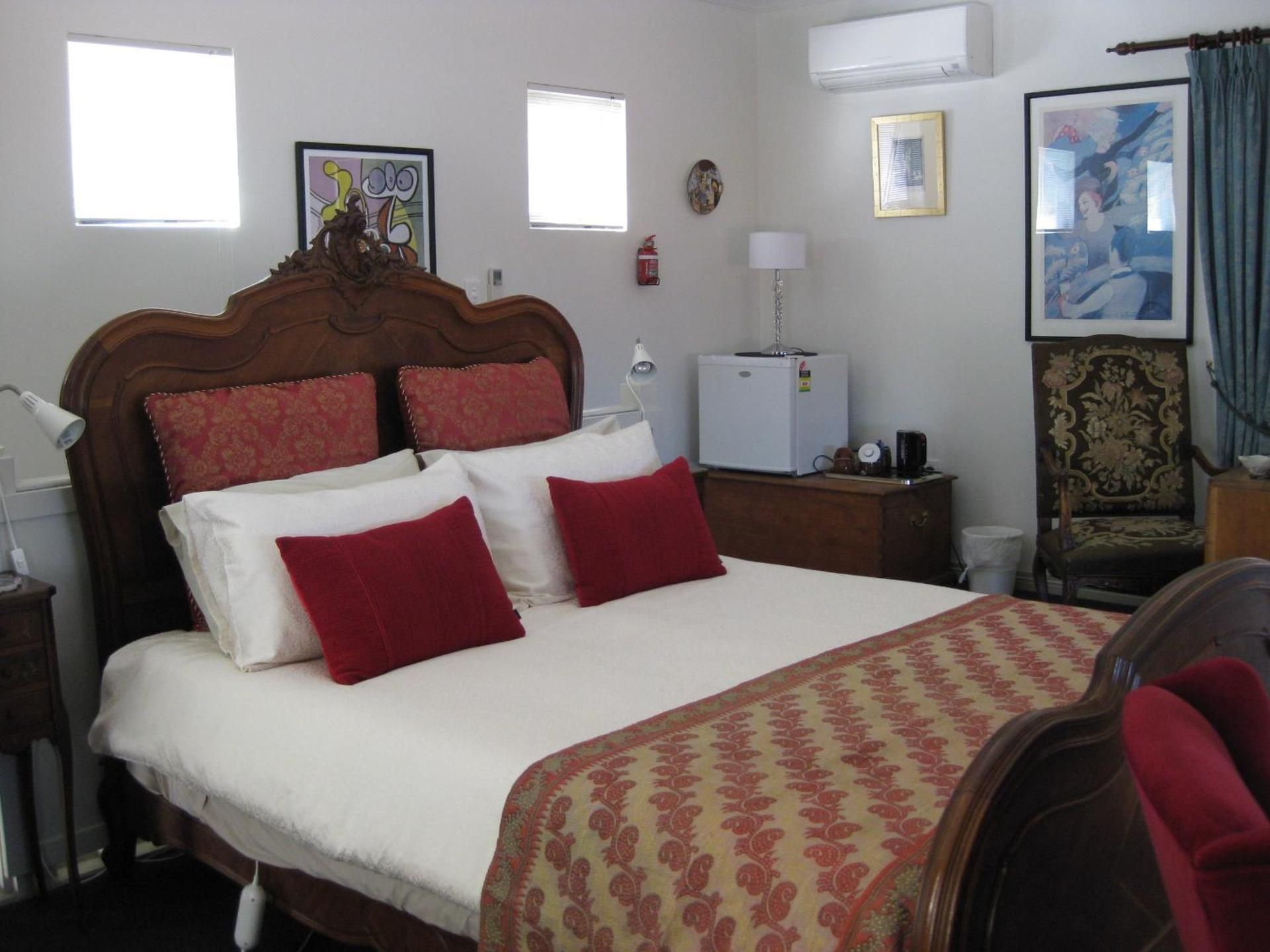 Deluxe Queen Suite with Harbor View