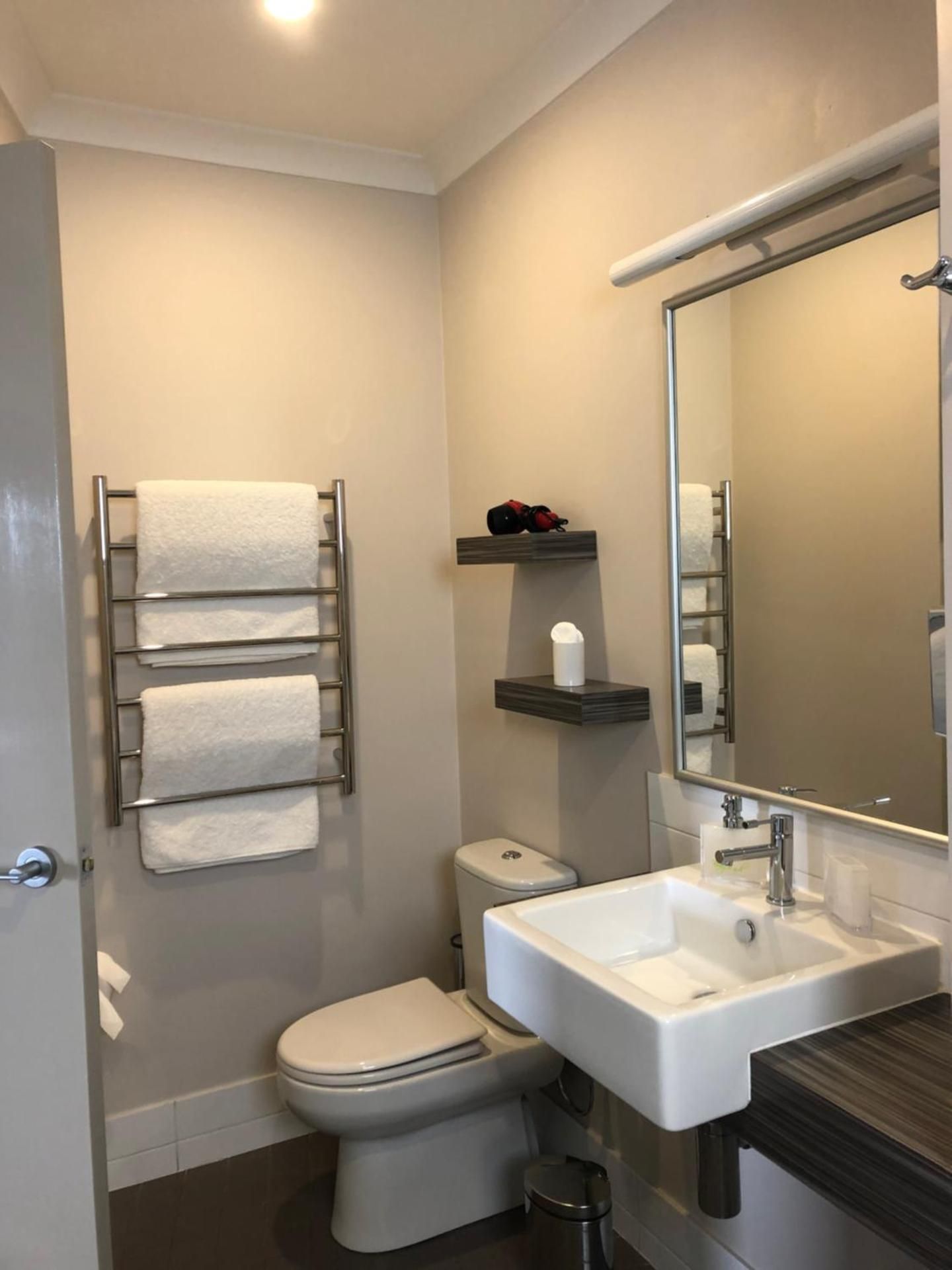 Queen Suite with Lake and Mountain Views