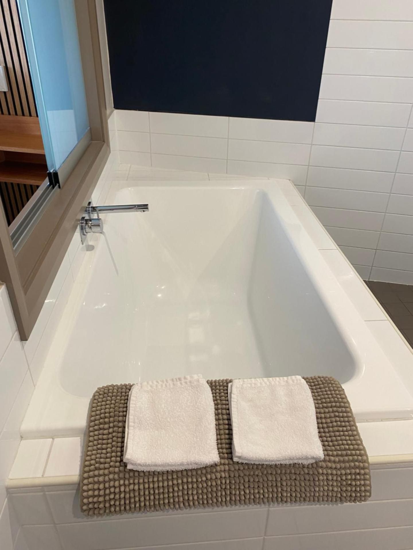 Queen Suite with Lake and Sea Views
