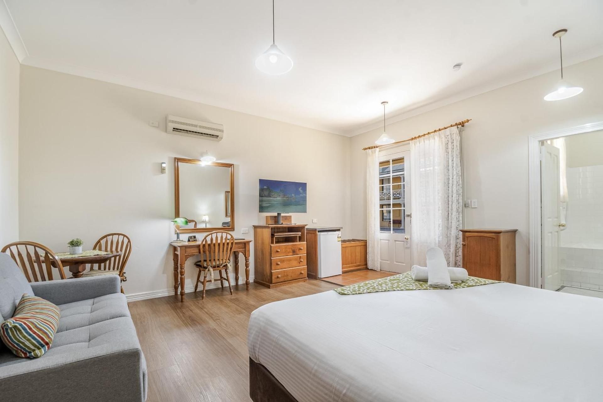 King Room with Spa Bath