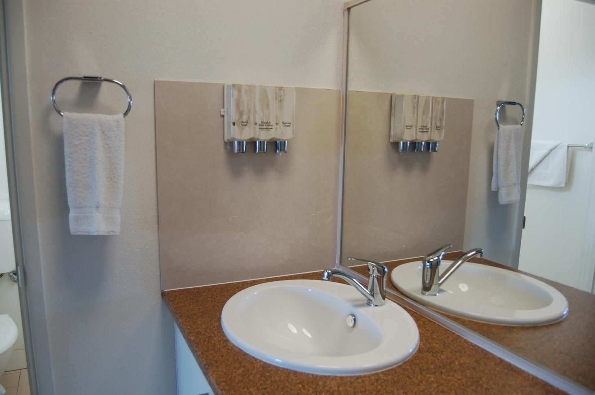 Slipway Hotel Motel Deluxe Twin 2