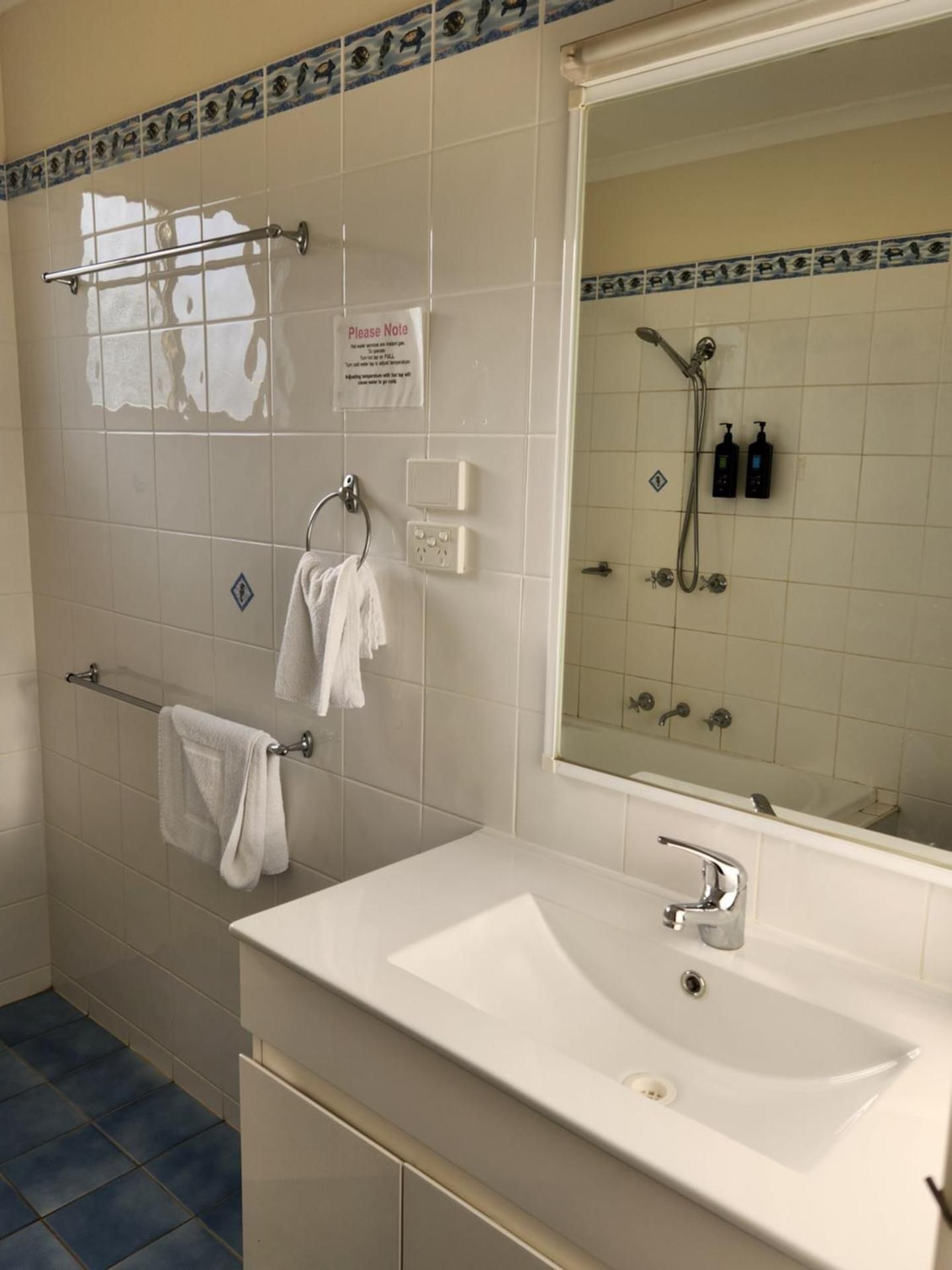 Snug Cove Two-Bedroom Villa with Spa Bath - No Pets Allowed