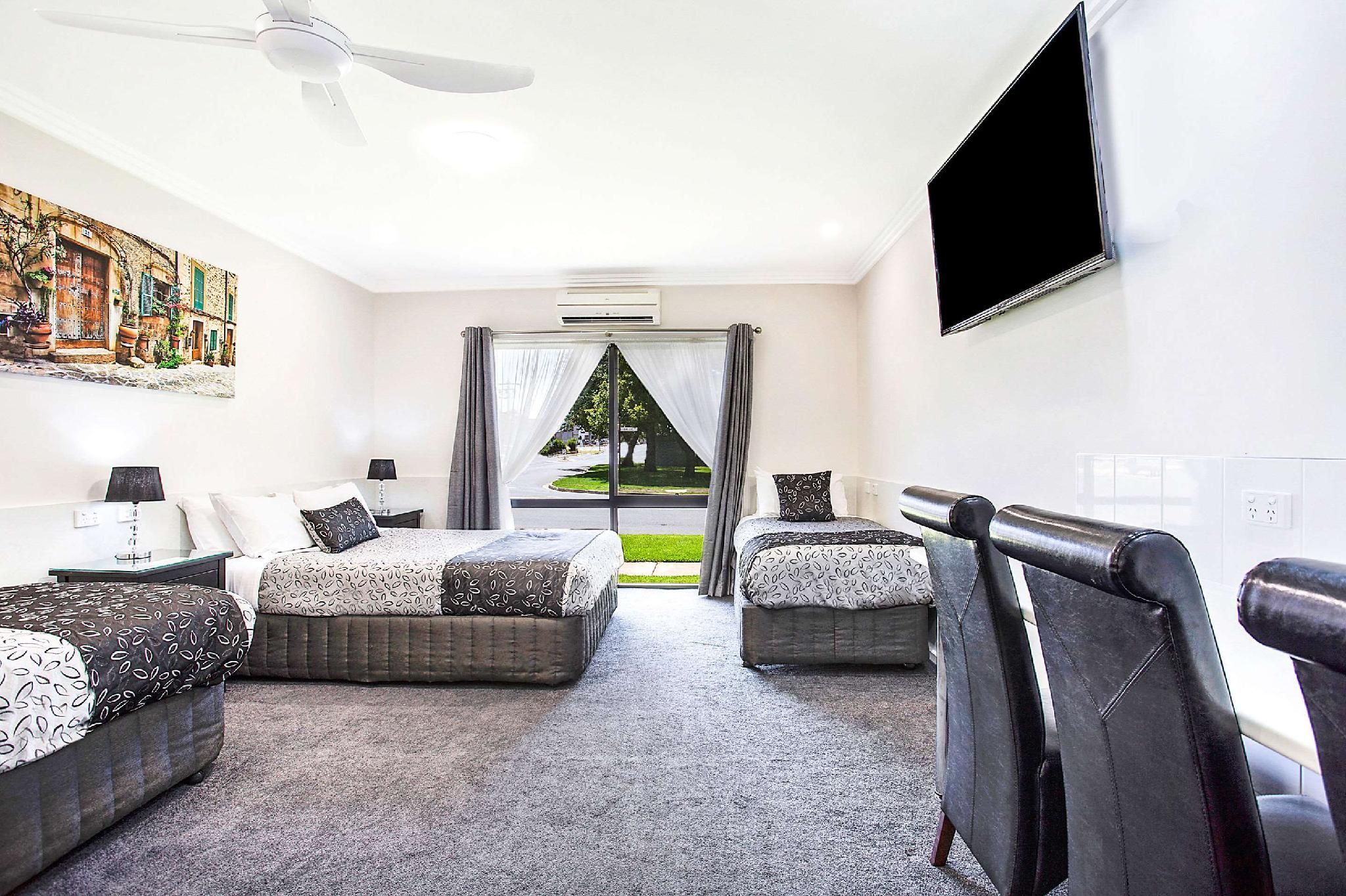 1 Queen Bed, 2 Single Beds, Nonsmoking, Upgrade