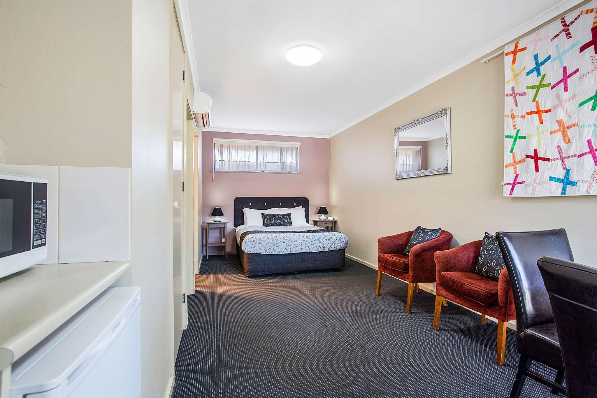 1 Queen Bed, 3 Single Beds, Suite, Nonsmoking