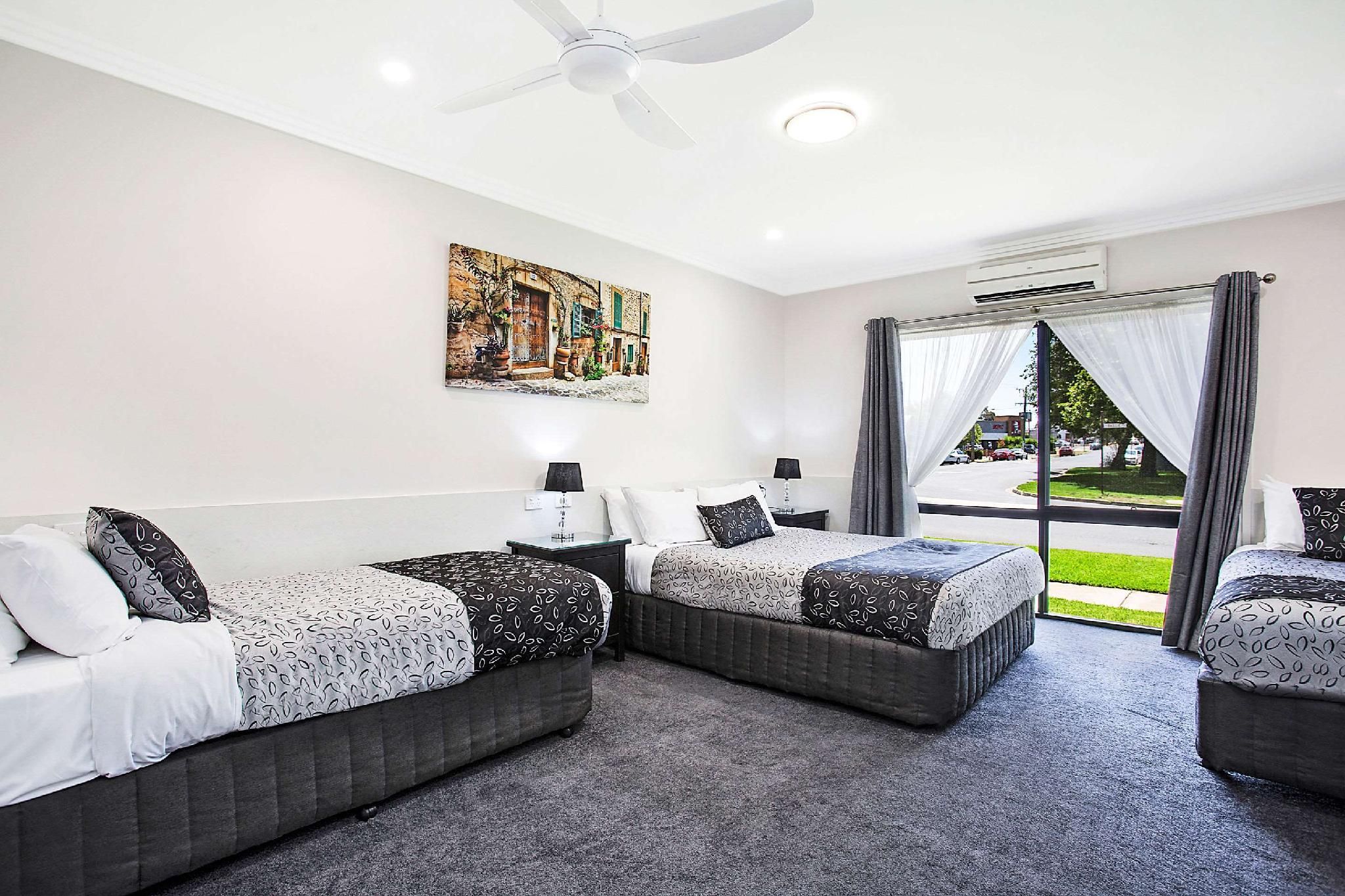 1 Queen Bed, 2 Single Beds, Nonsmoking, Upgrade