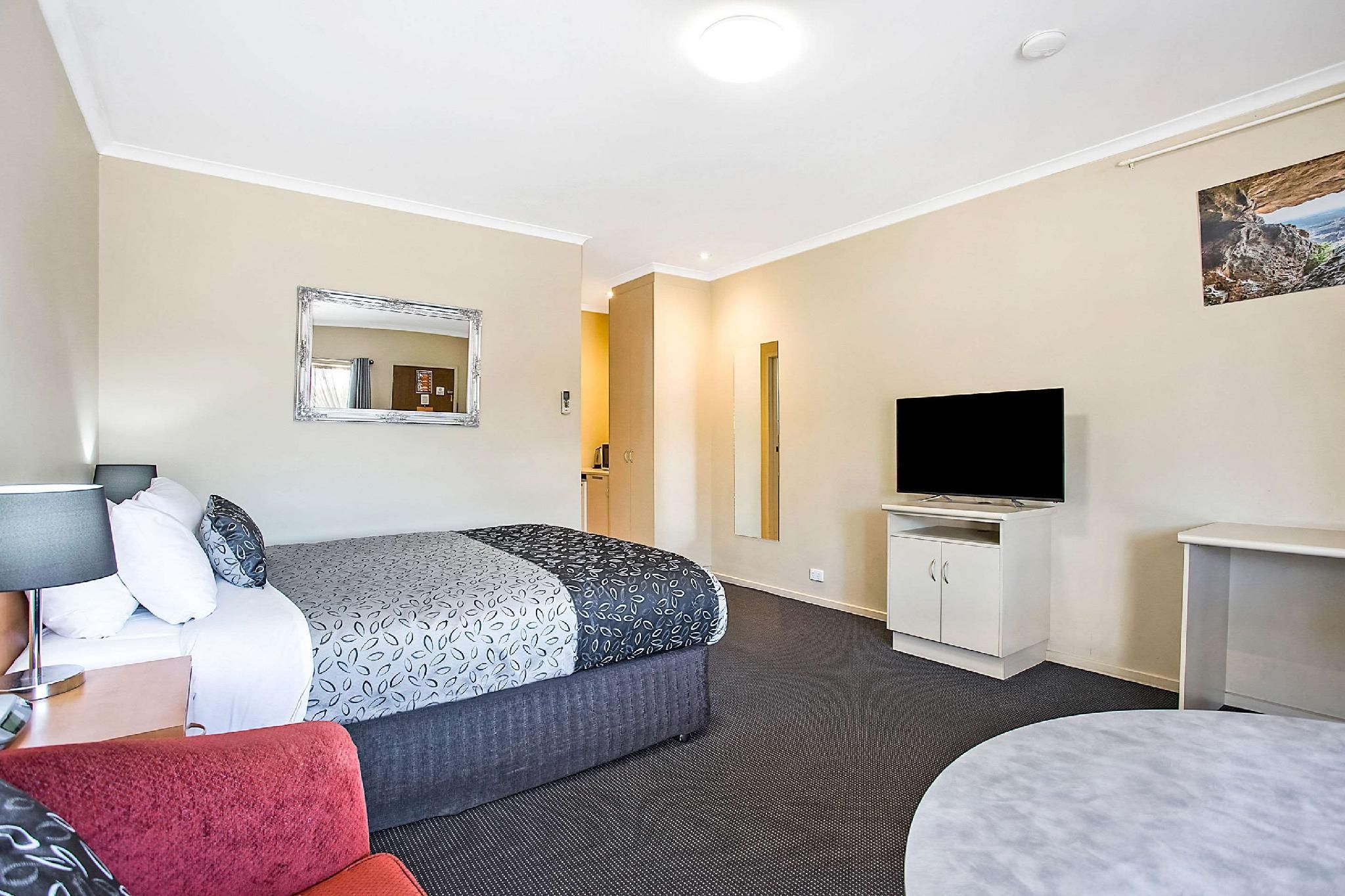 1 Queen Bed Non-Smoking