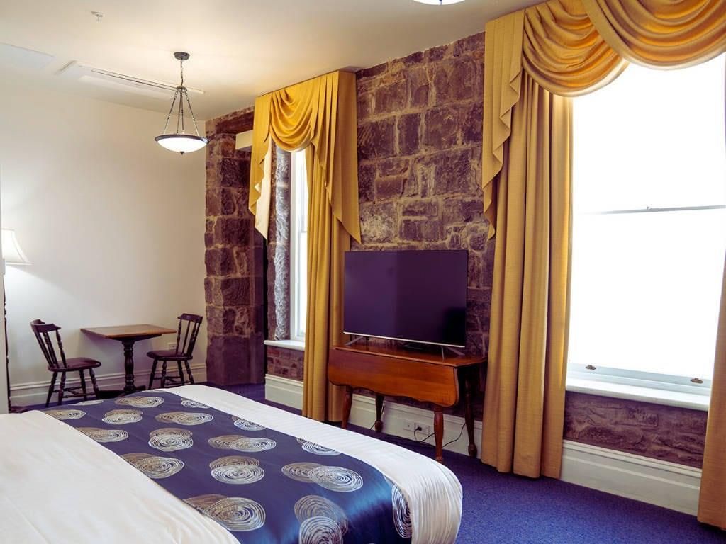 1 King Bed Suite Non-Smoking