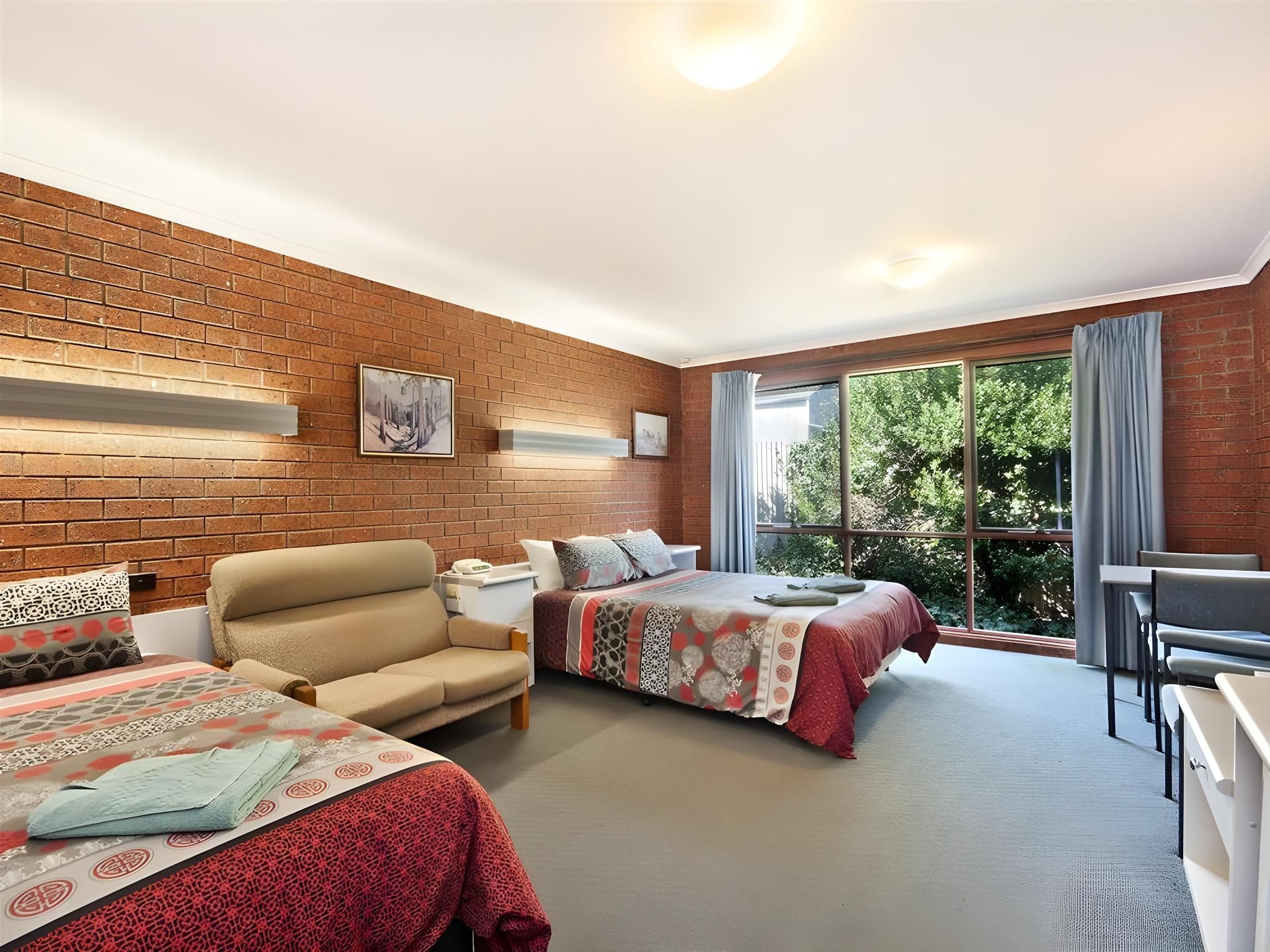 Family Room (2 Adults + 2 Children)