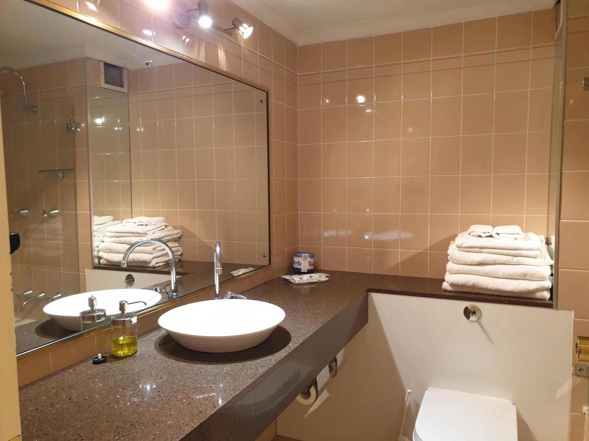 Deluxe King Family (6) (No Pets)