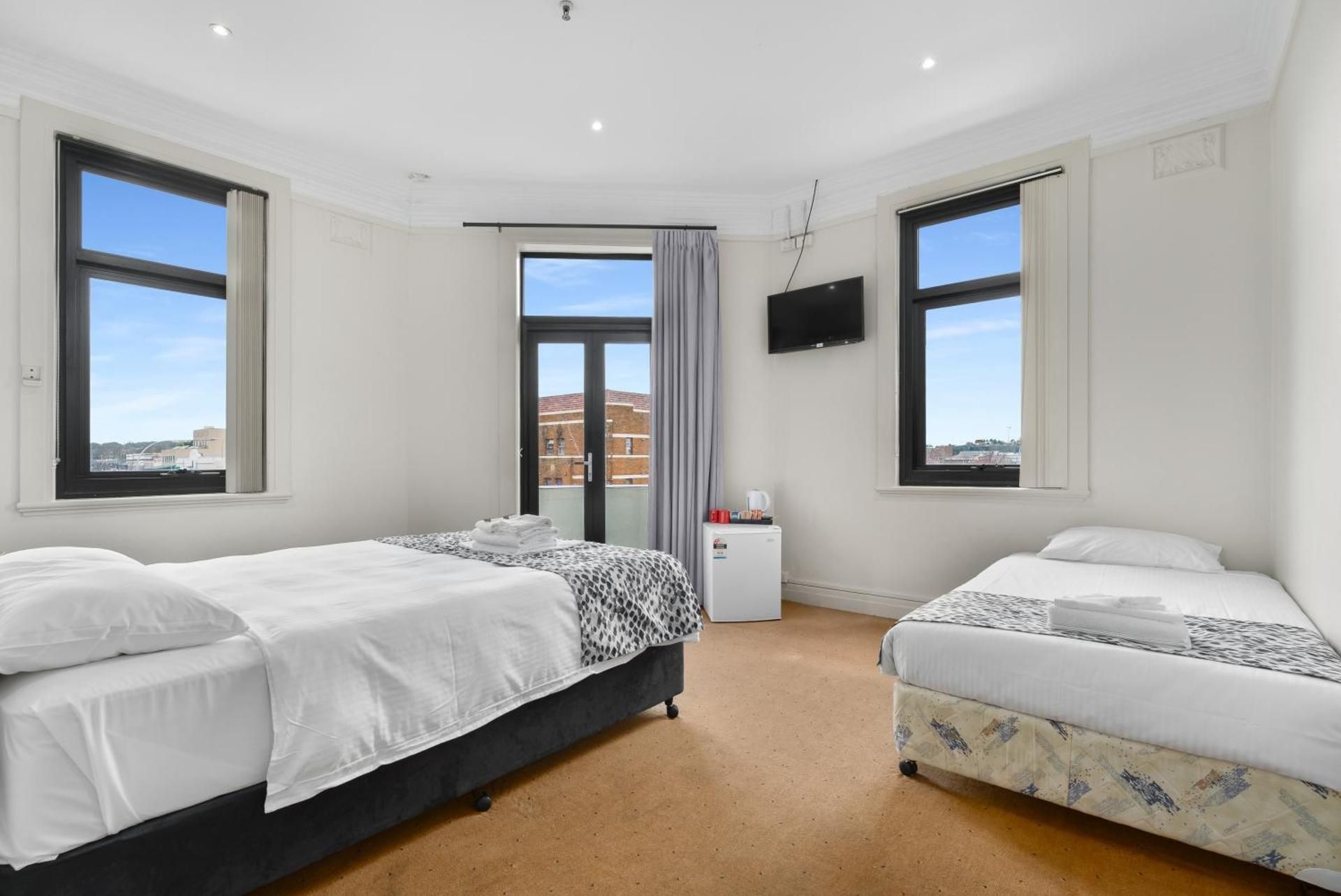 Queen & Single room with Shared Bathroom