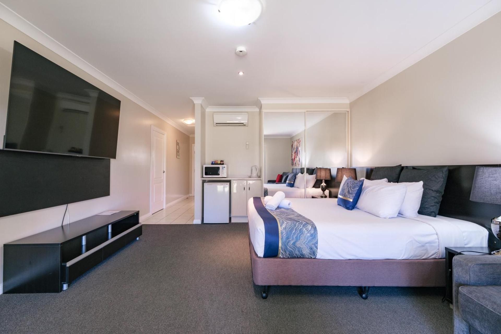 Deluxe King Spa Suite