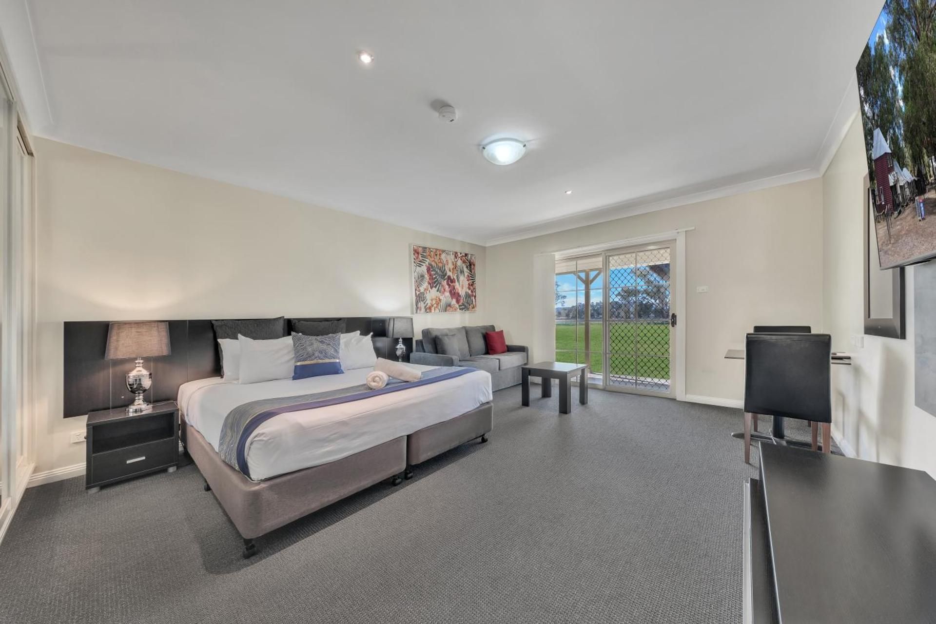Deluxe King Spa Suite