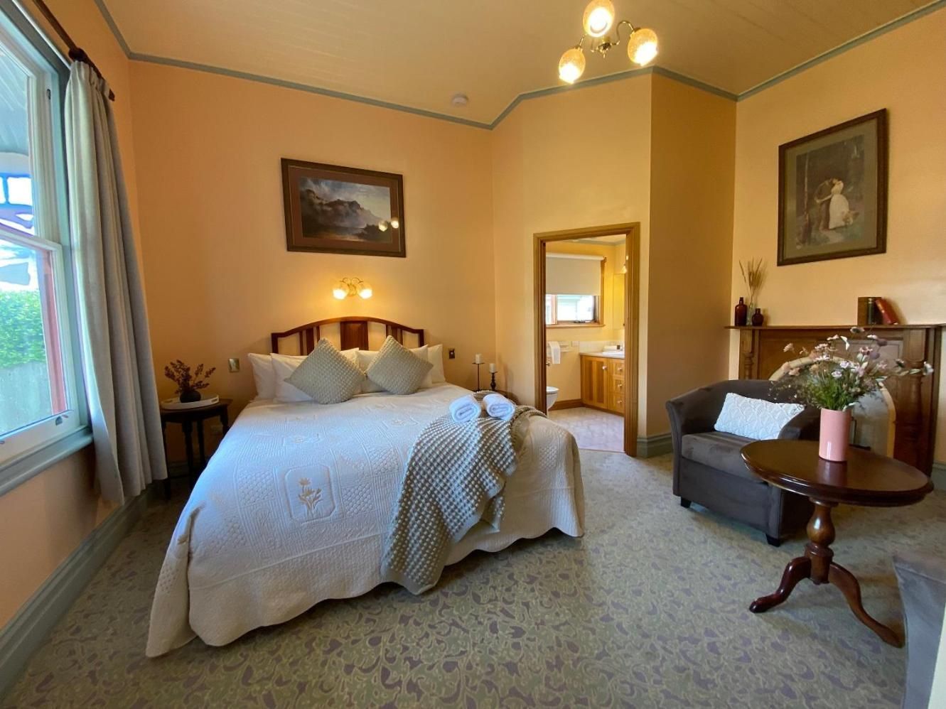 Hanlon Guest House King Room with Mountain View