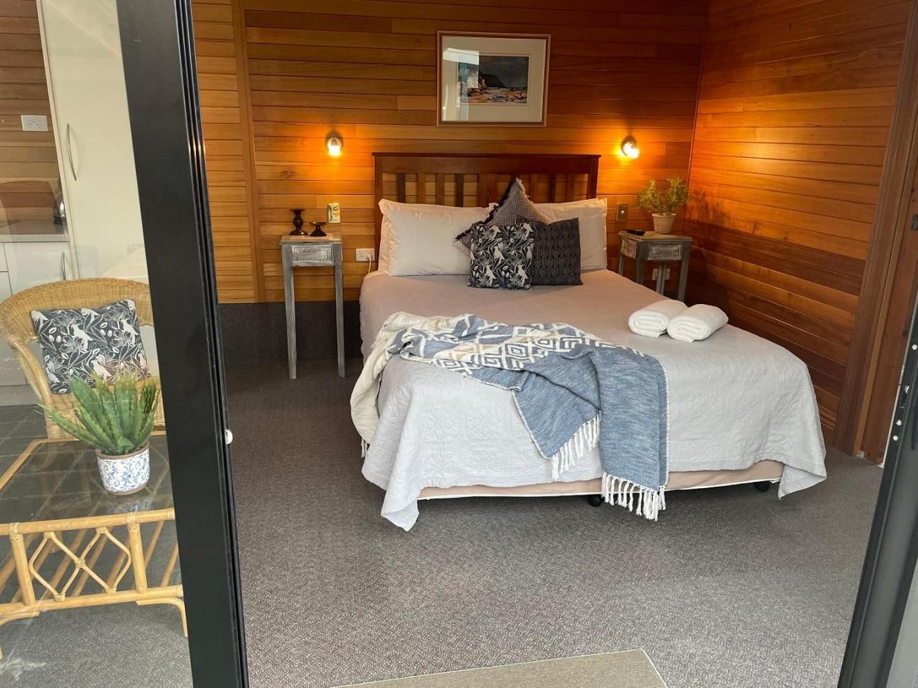 Hanlon Guest House Queen Bungalow 2