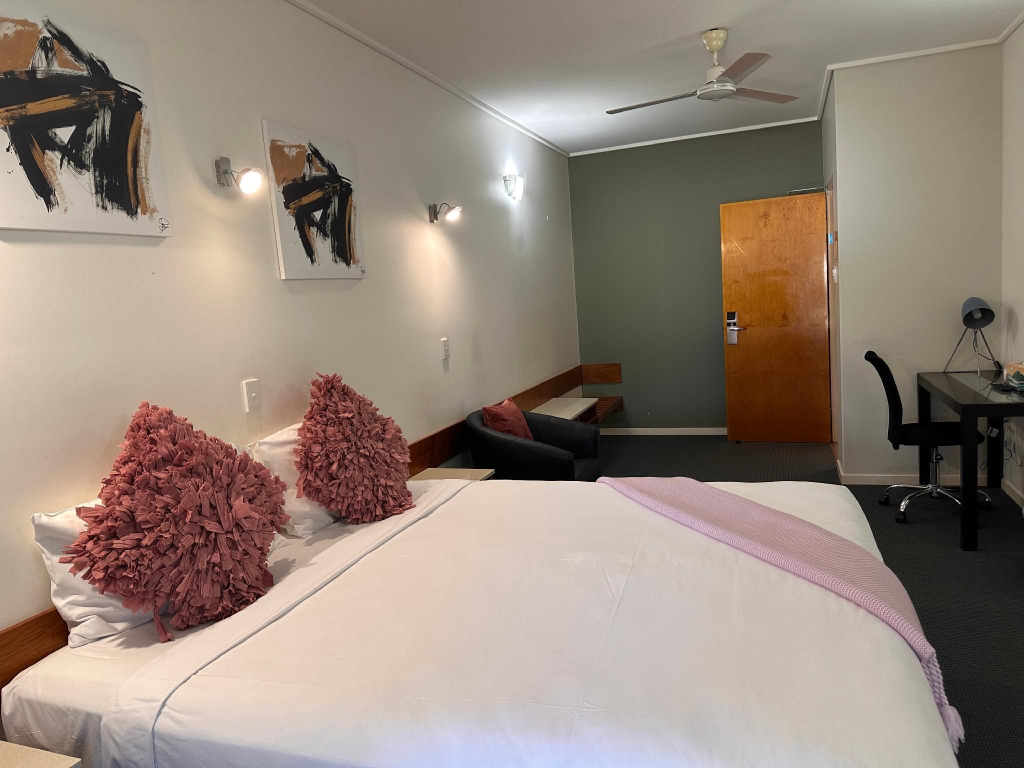 Ayr Traveller's Motel Deluxe King Room 3