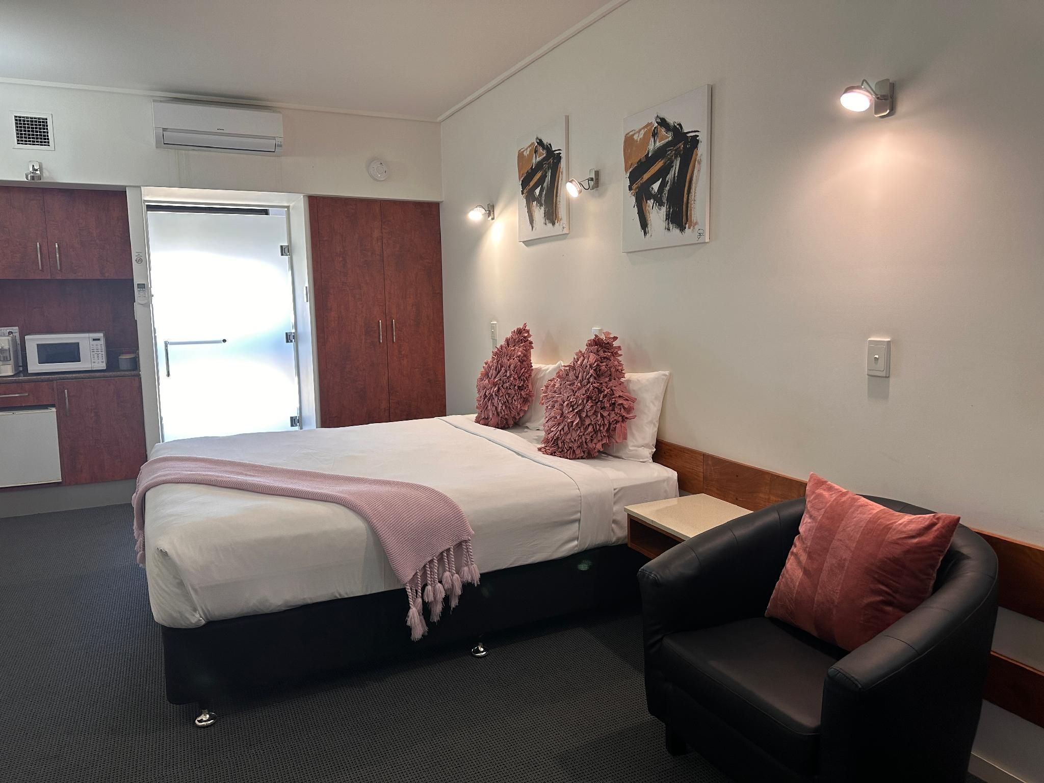 Ayr Traveller's Motel Deluxe King Room