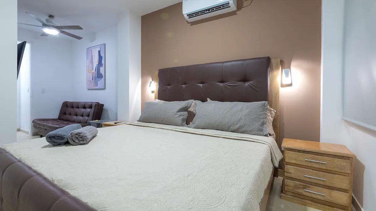 Deluxe - 1 King Bed