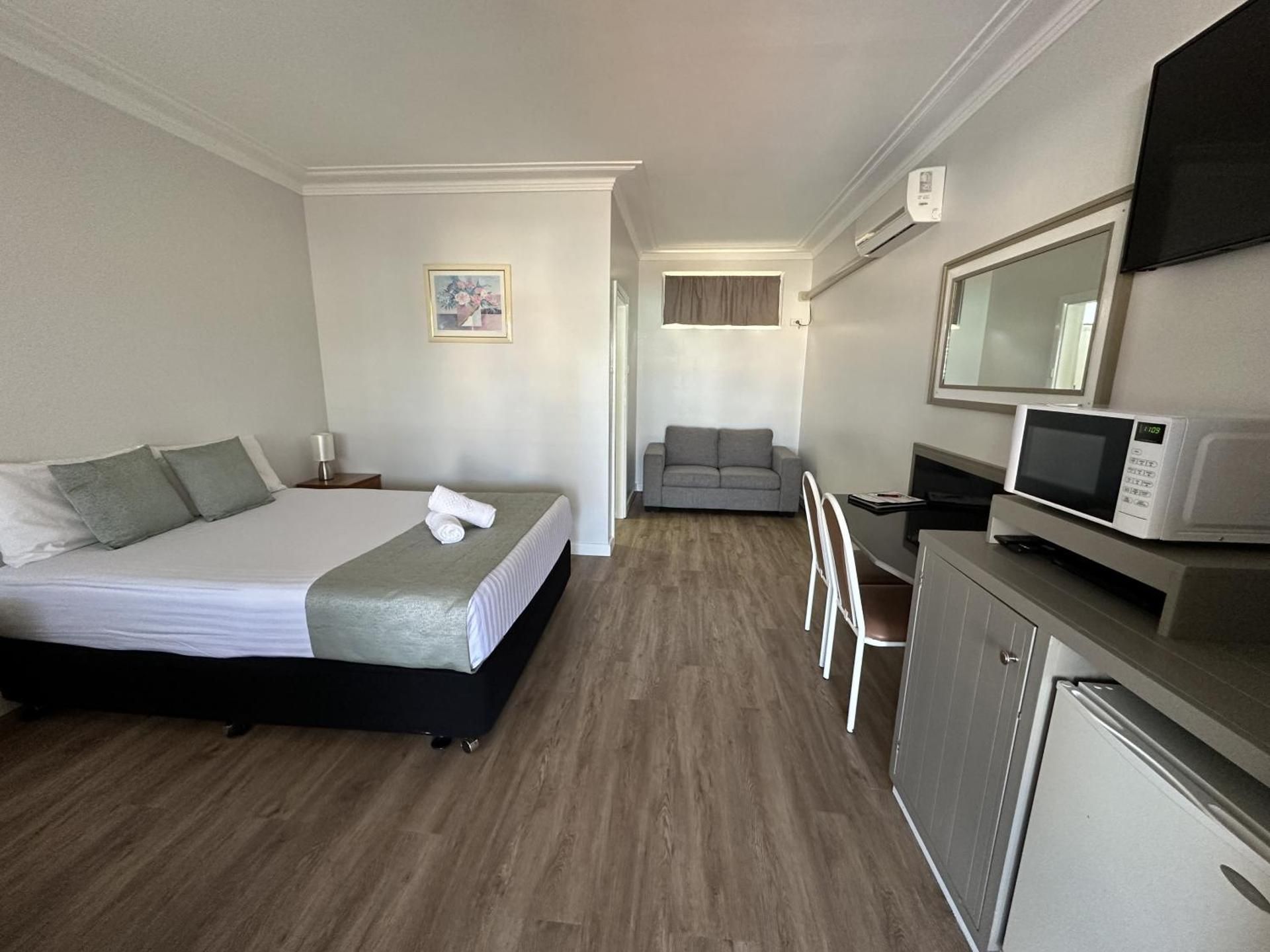 Queen Room with Pool View