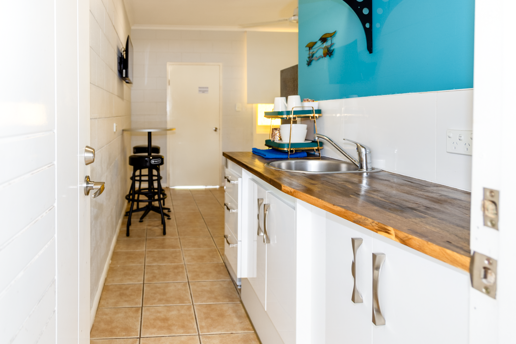 Innisfail Riverfront Motel Deluxe Queen Room 2