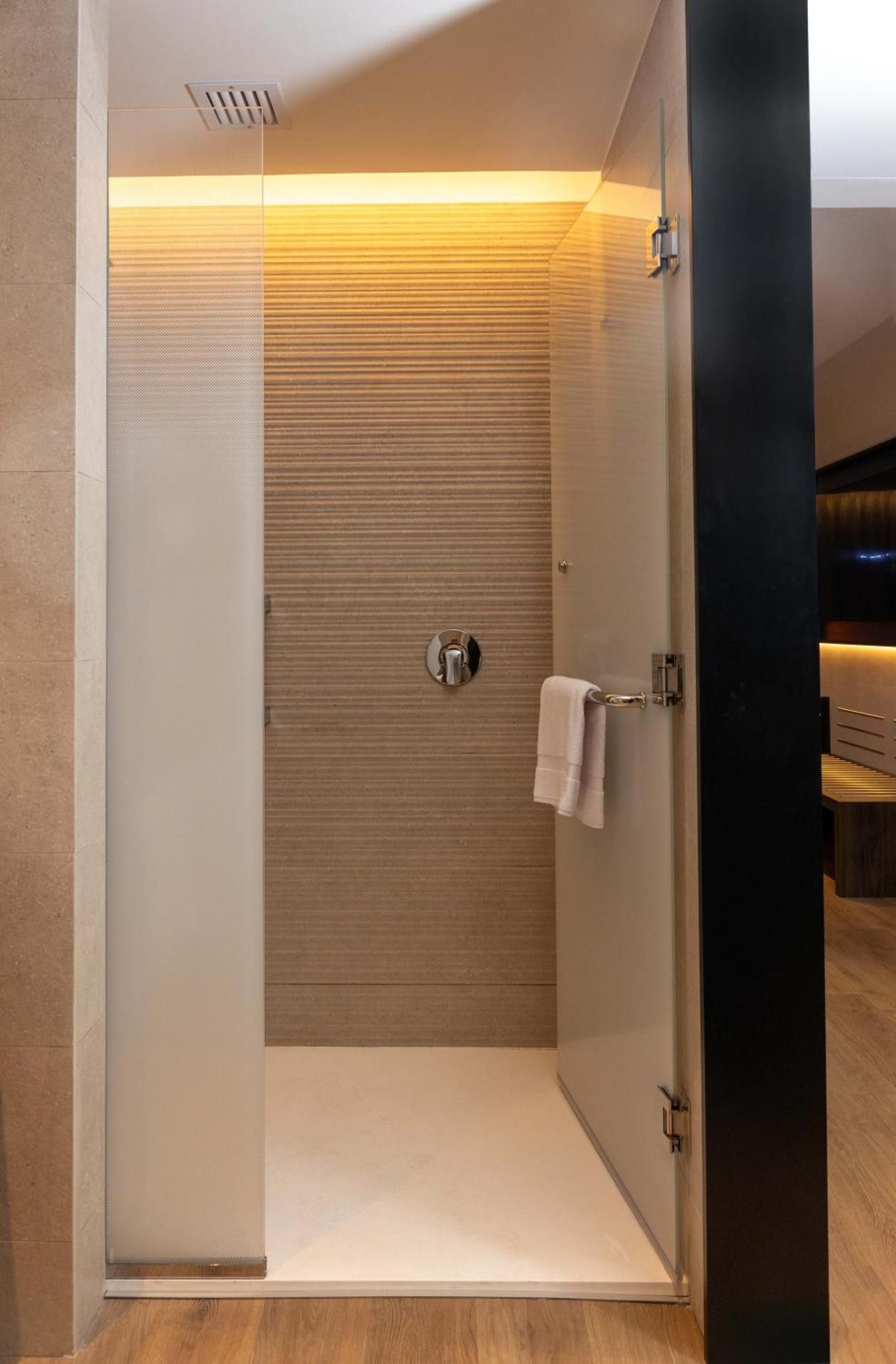 1 King Bed, Premium Suite, Non-Smoking