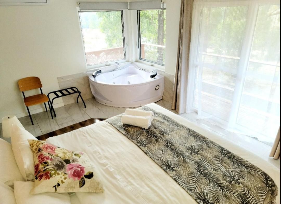 Merry Mary King Suite with Spa Bath