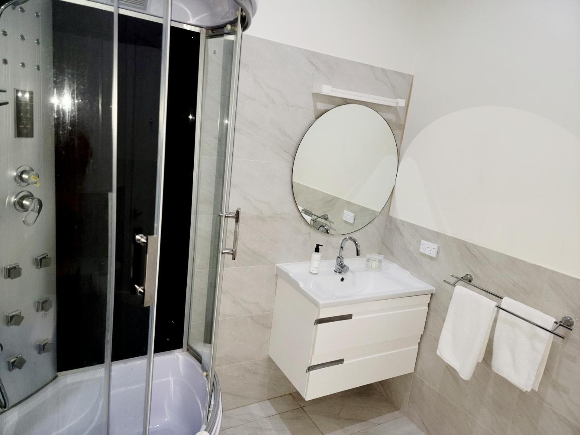 Merry Mary King Suite with Spa Bath 3