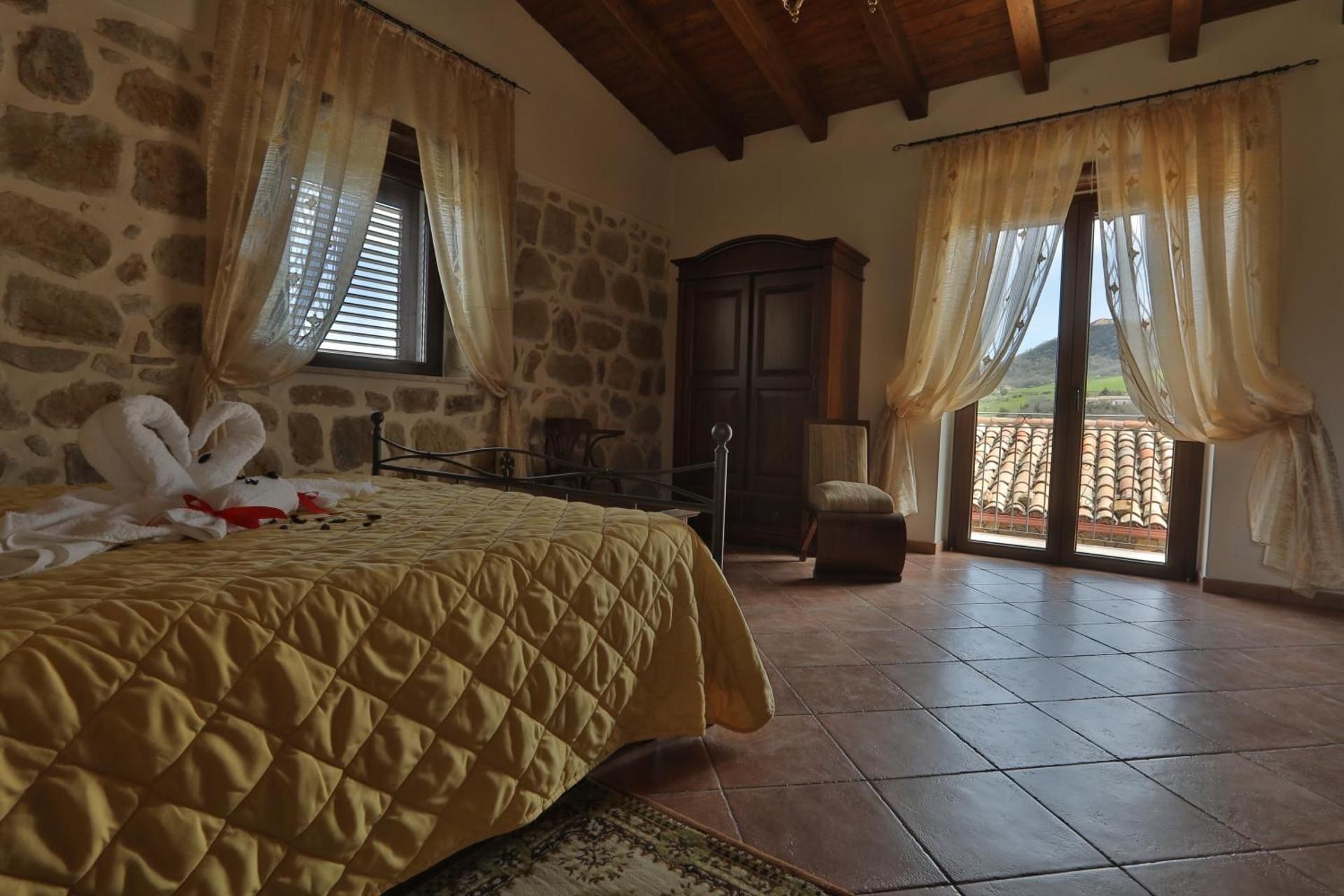 Deluxe Room (2 Adults + 1 Child)