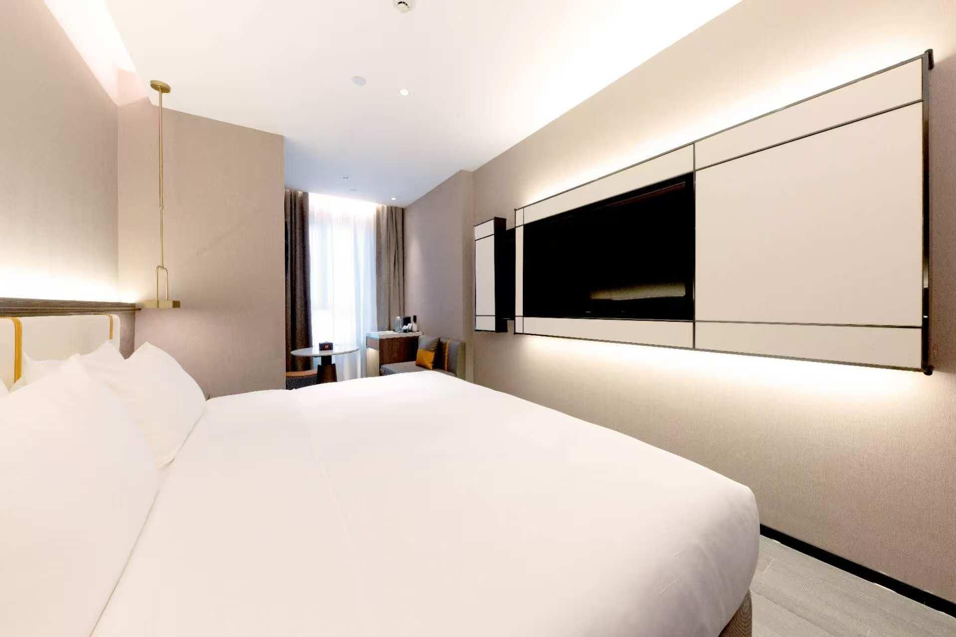 Business Queen Room