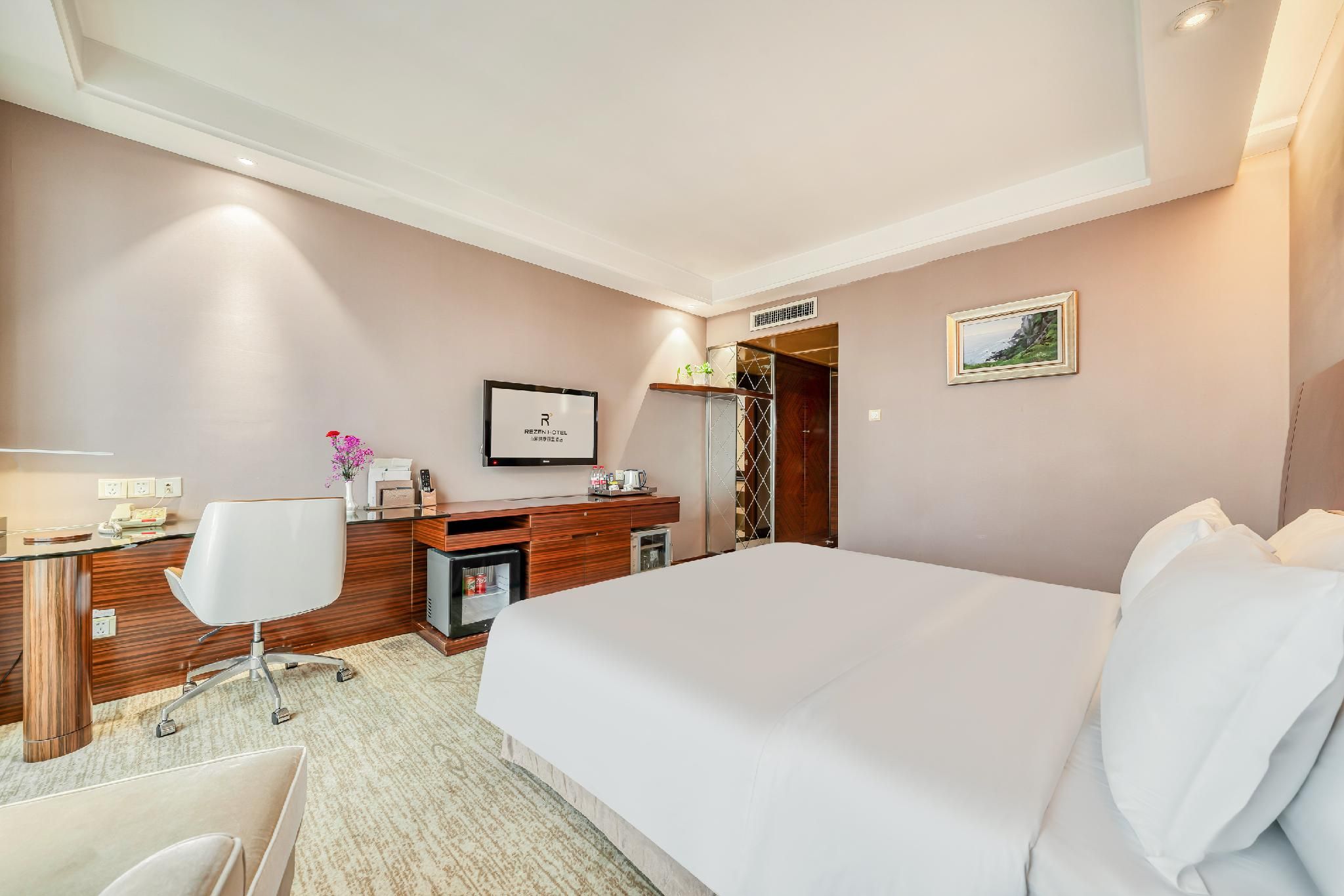 Rezen - Lake View 1 Bed Room