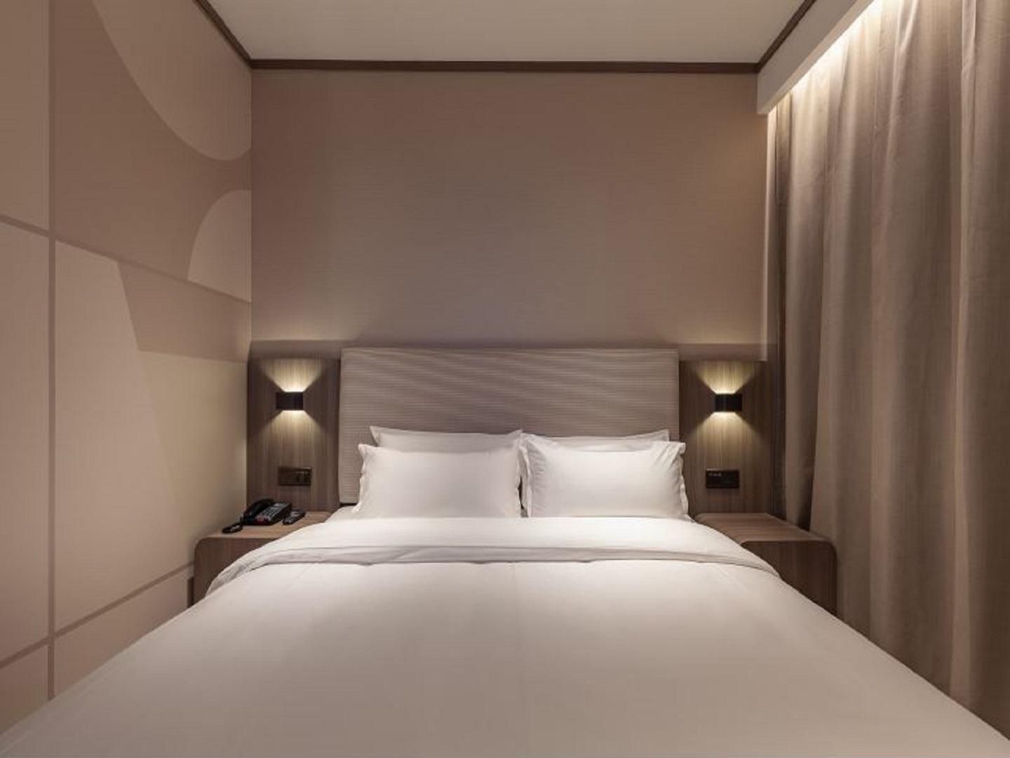 Huazhu - Room With Bed