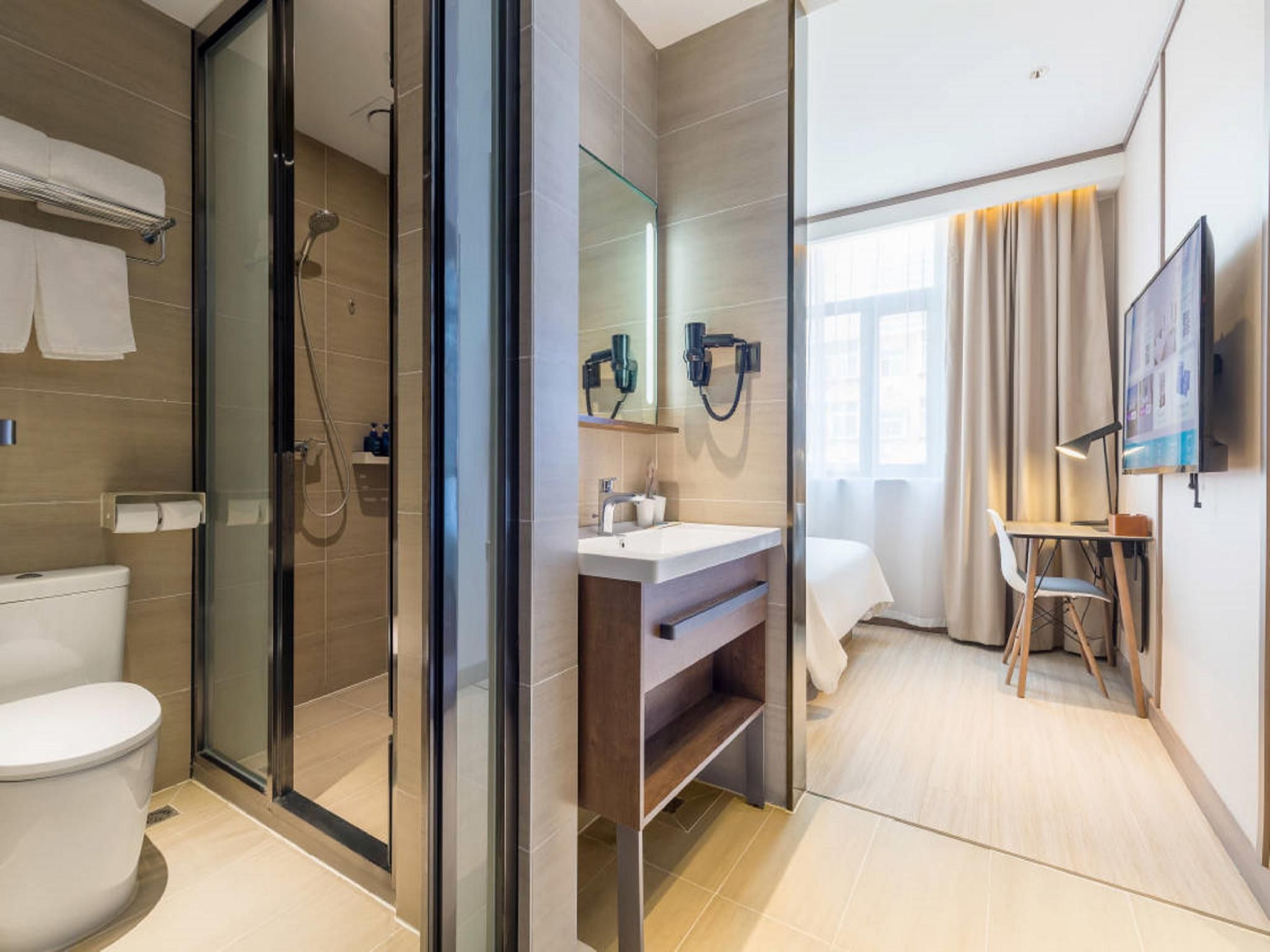 Huazhu - Room With Bed