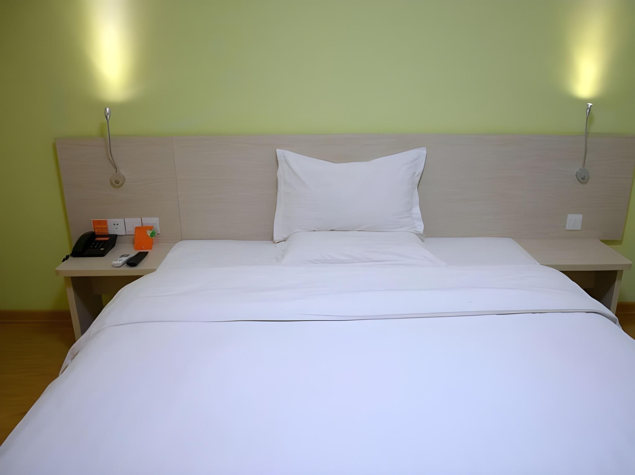 Business Queen Room