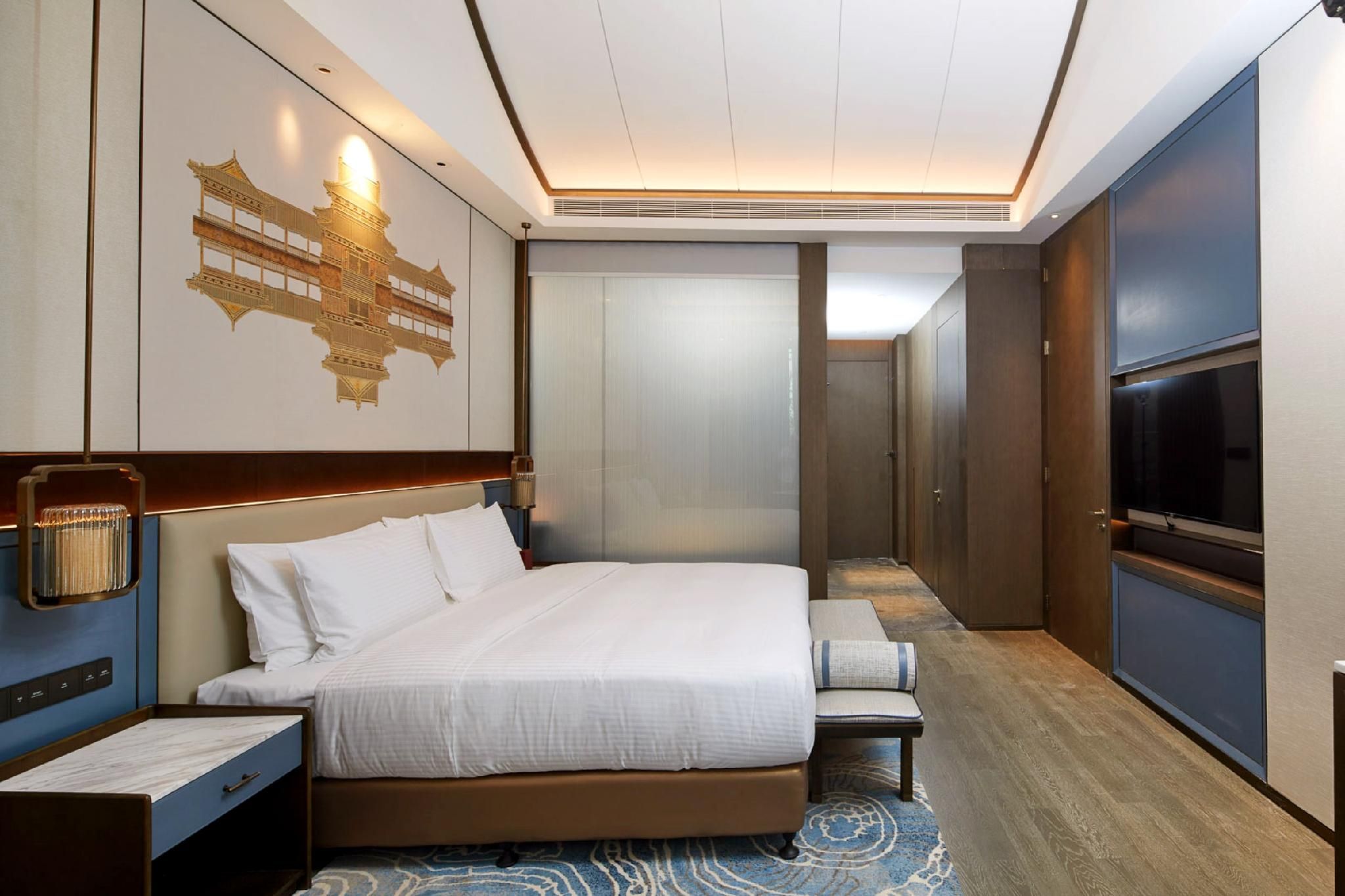 Deluxe Courtyard King Room