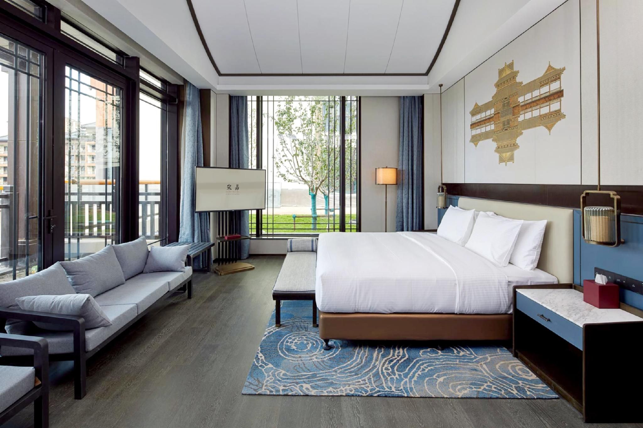 Courtyard Deluxe Suite