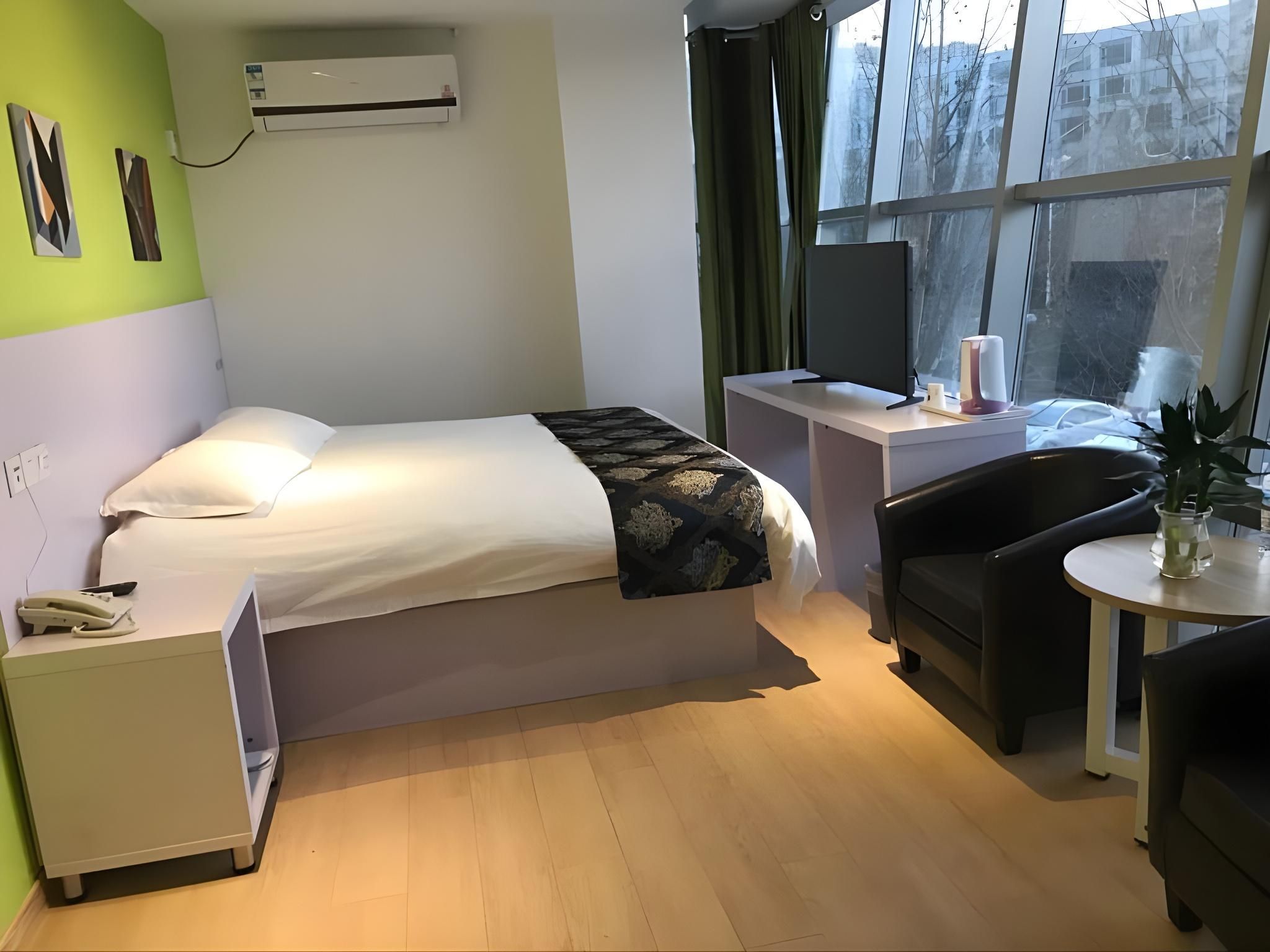 GTI - 1 Bed Room with View, 1.8M Bed