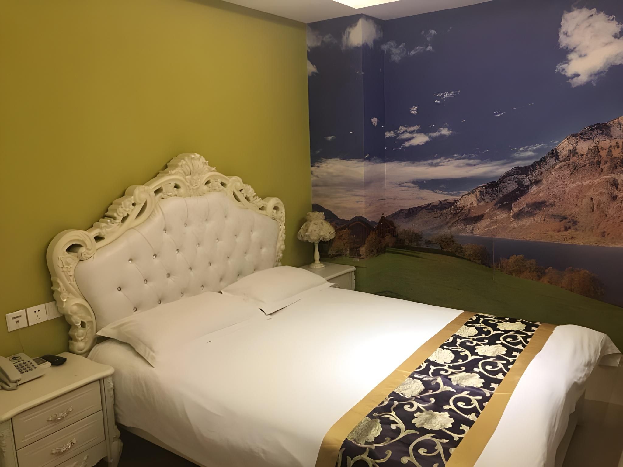 Feature Queen Room