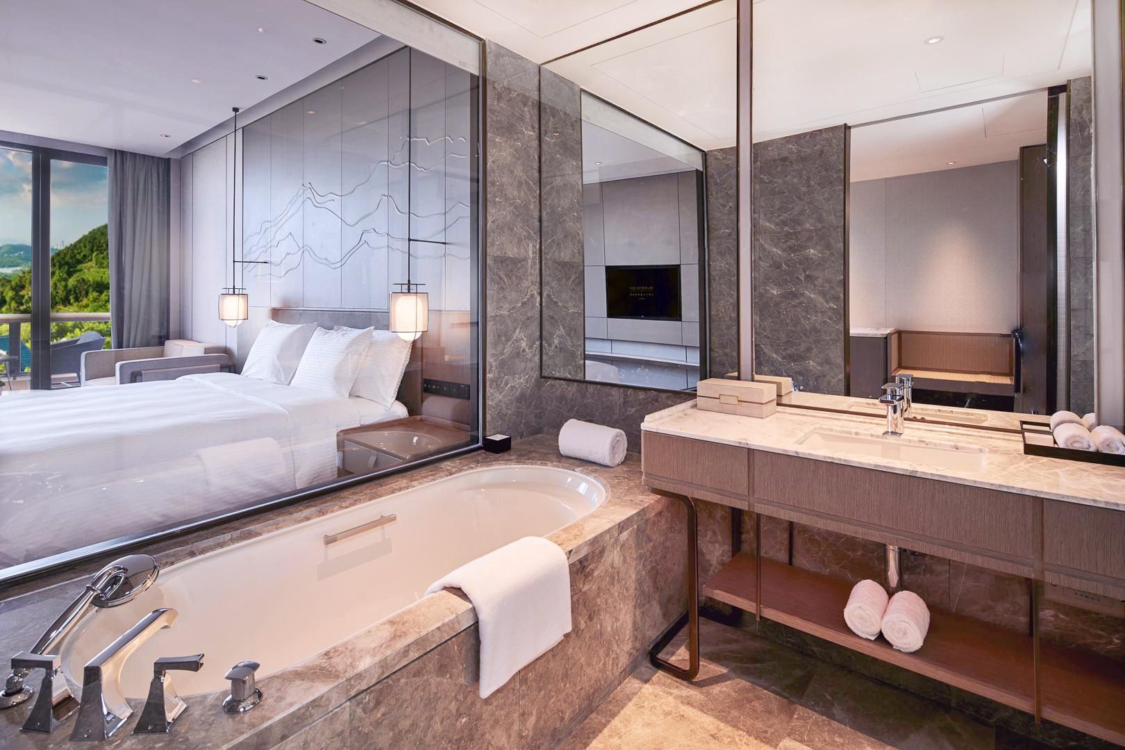 Steigenberger Hotel SUNAC Jinan Superior Queen Room with Mountain View and Balcony 3