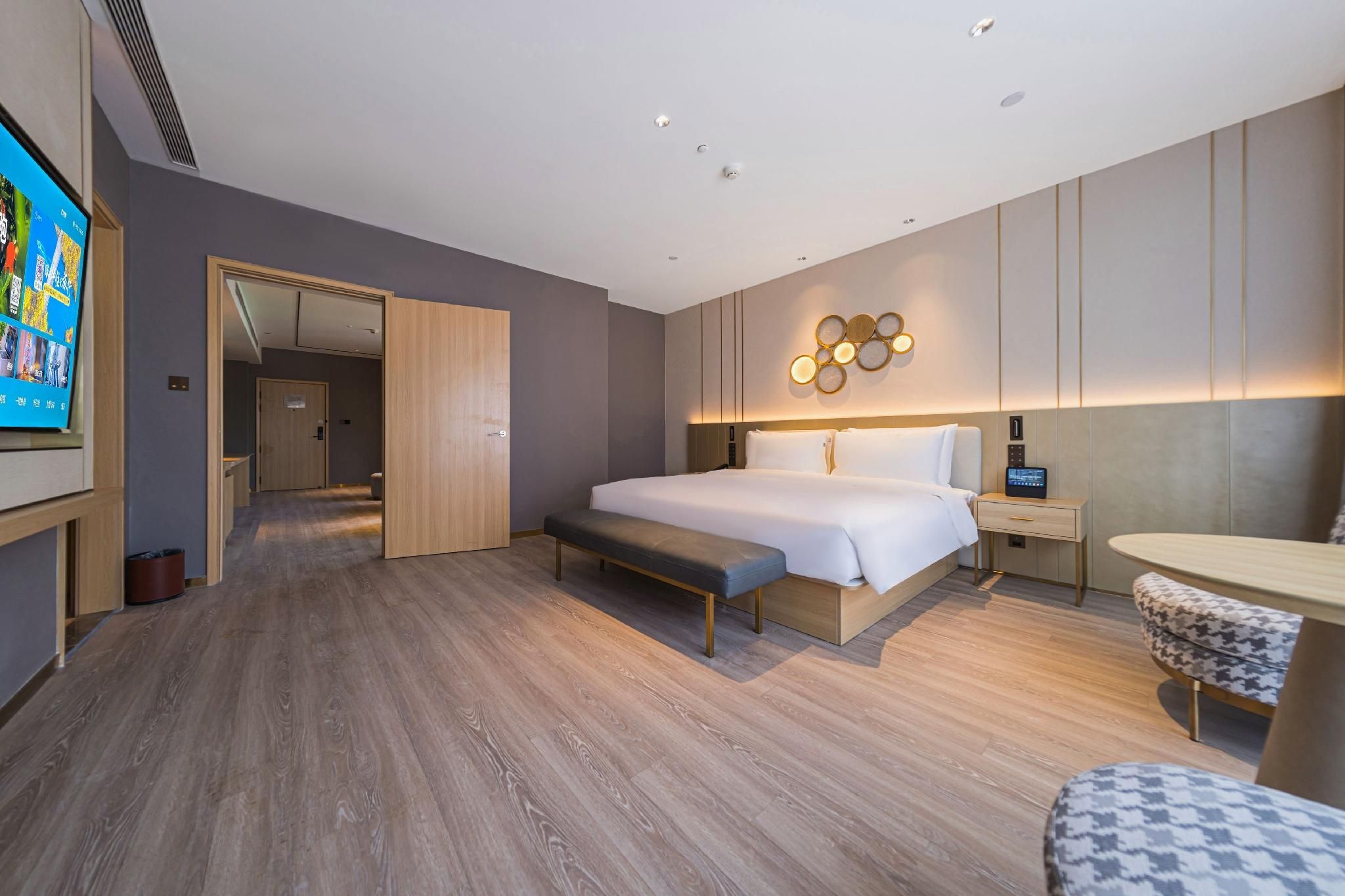 Deluxe Suite with Balcony