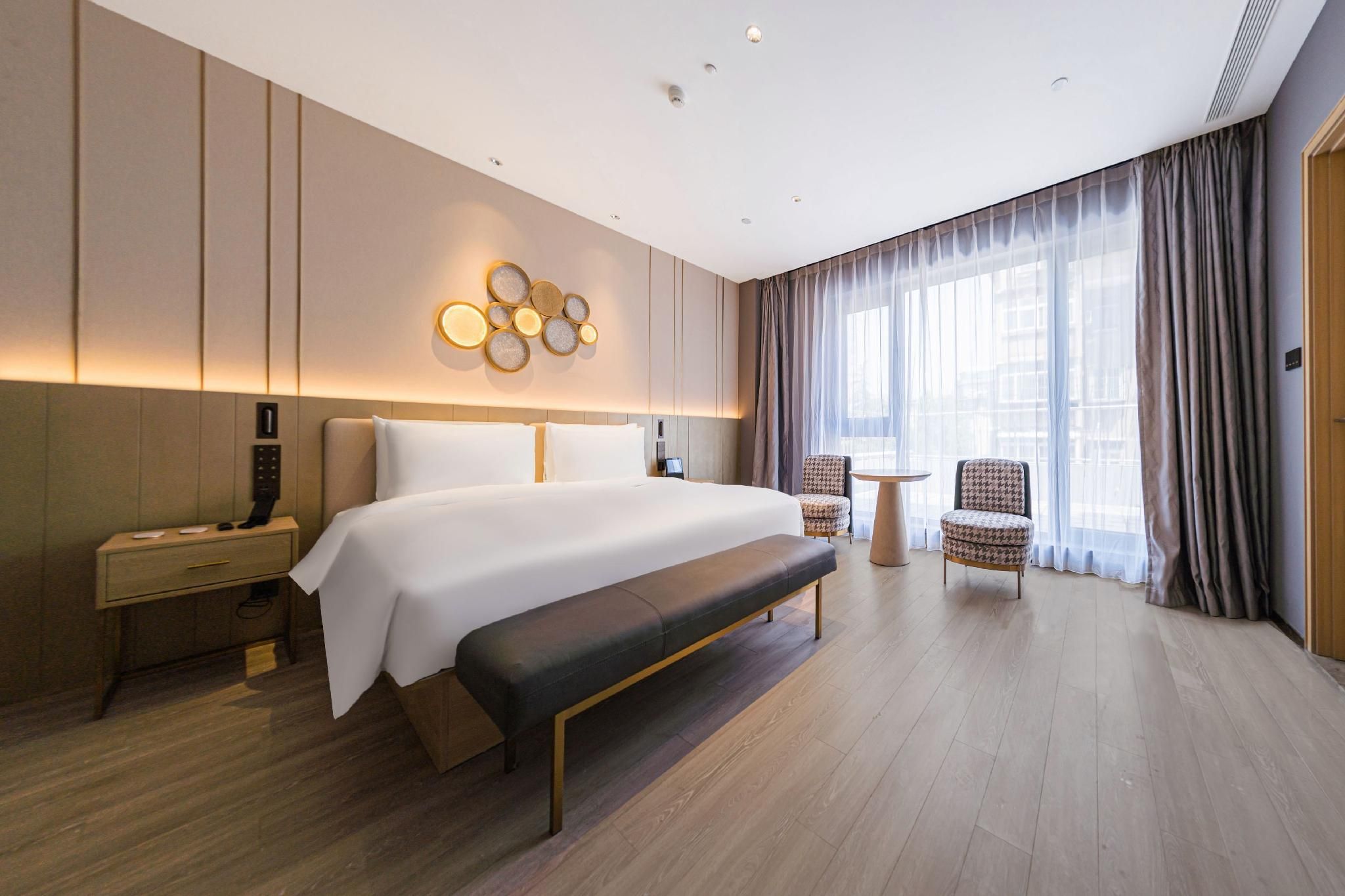 Deluxe Suite with Balcony