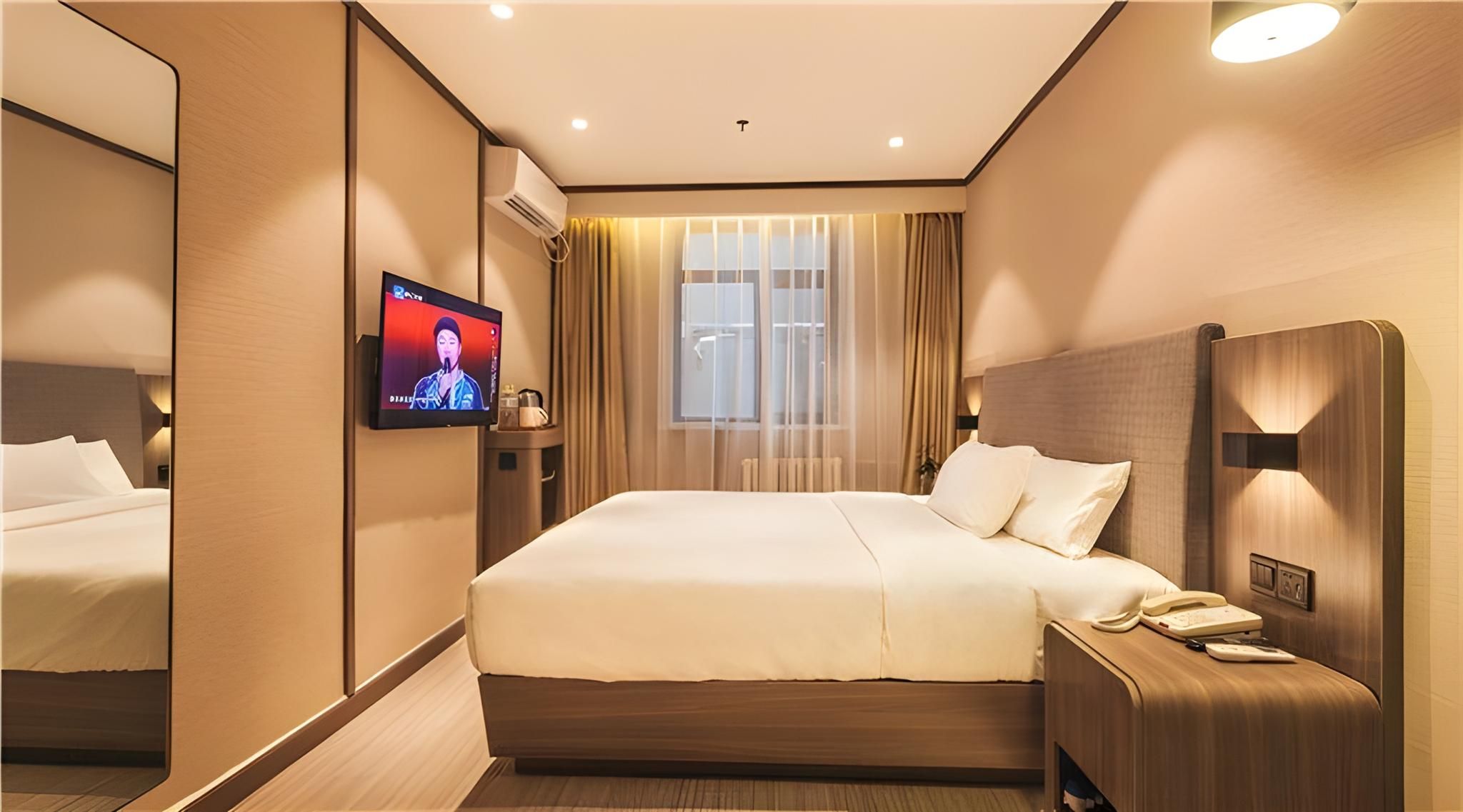 Hotel Queen Room