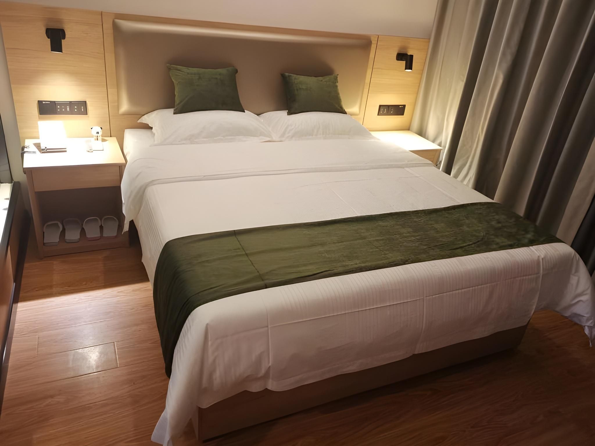 Business Queen Room
